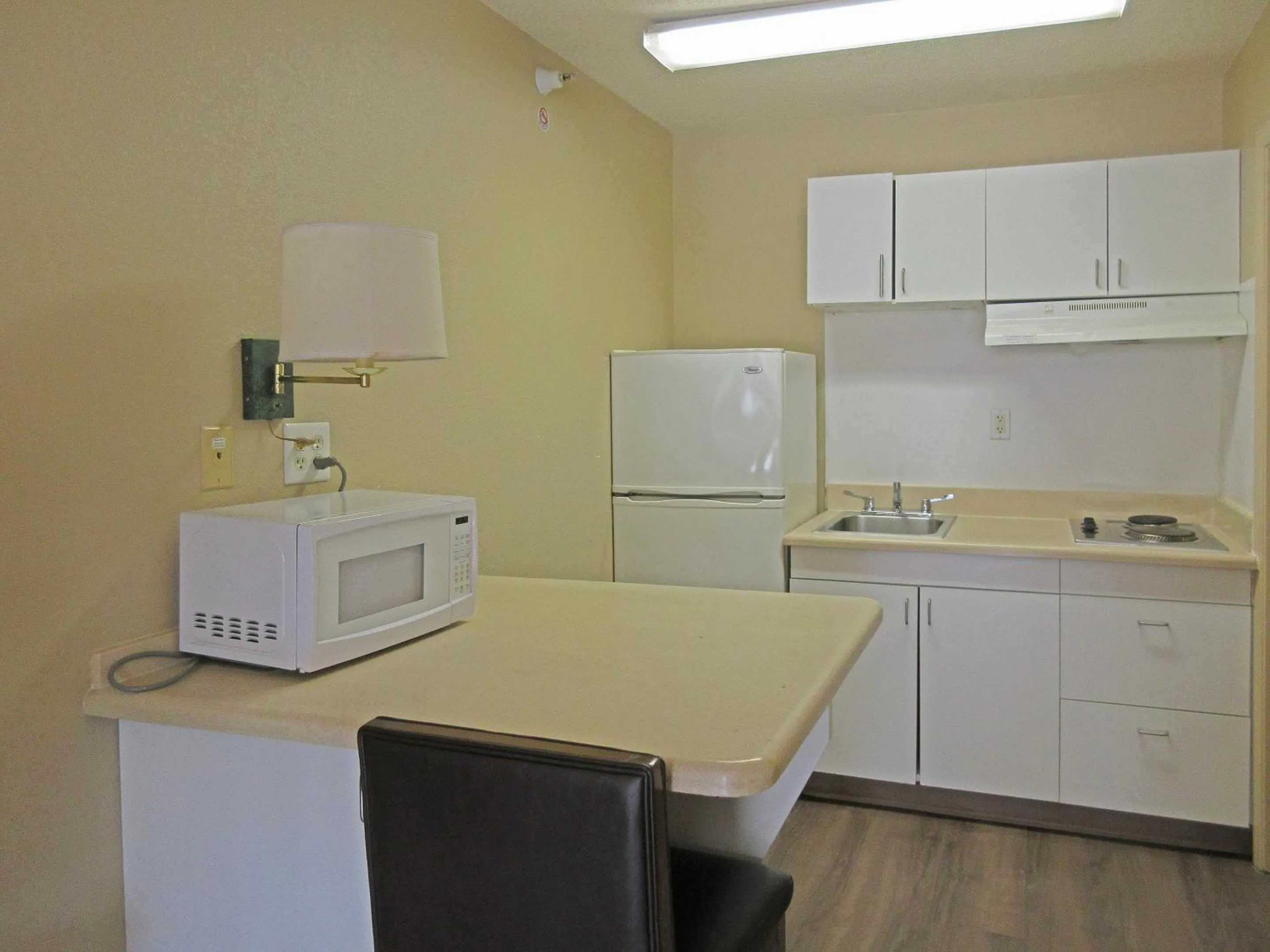 Bedroom in Suburban Studios Raleigh - Crabtree Valley