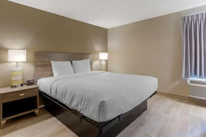 Bedroom, Bed in Suburban Studios Raleigh - Crabtree Valley