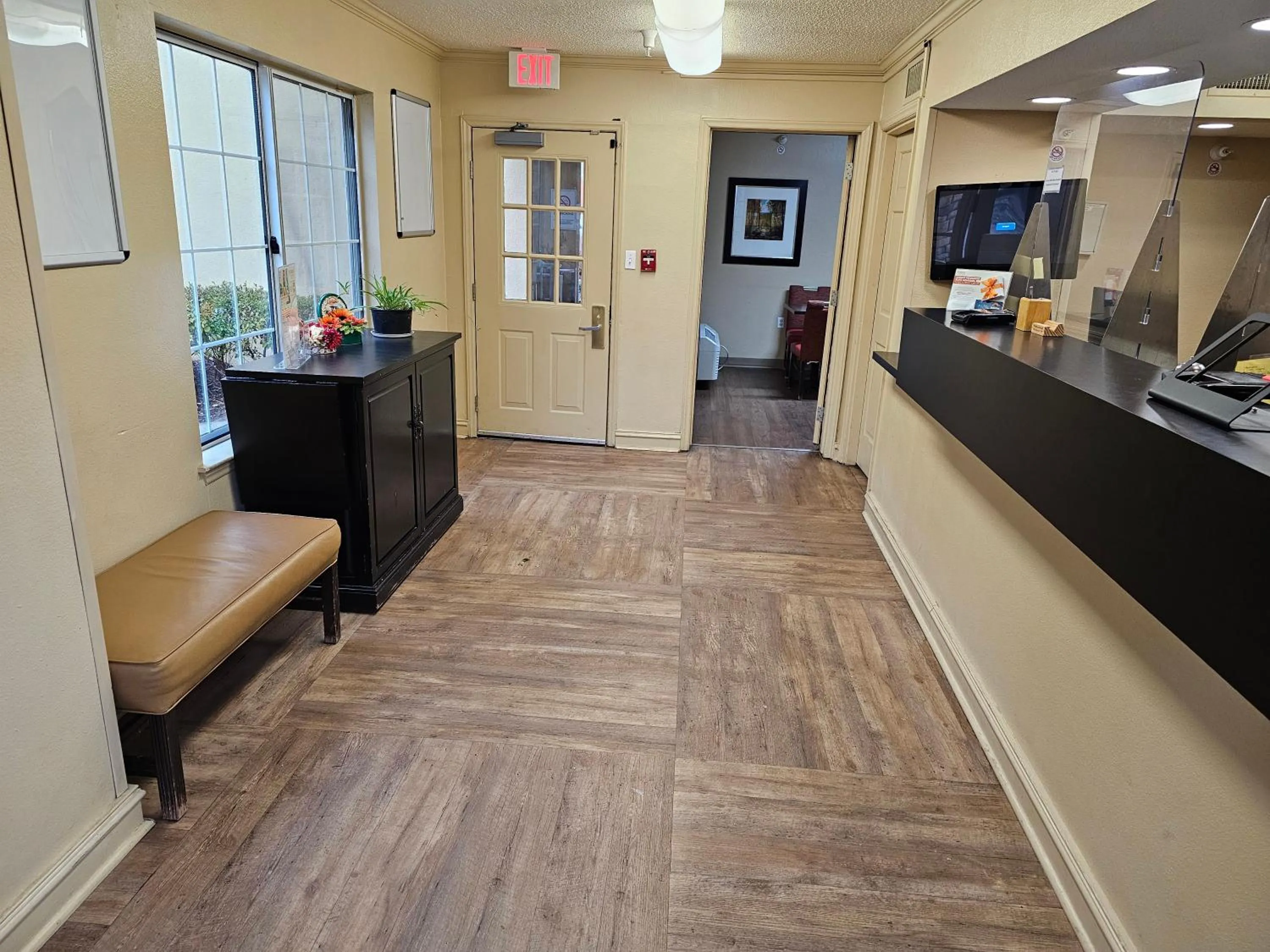 Lobby or reception in Suburban Studios Raleigh - Crabtree Valley