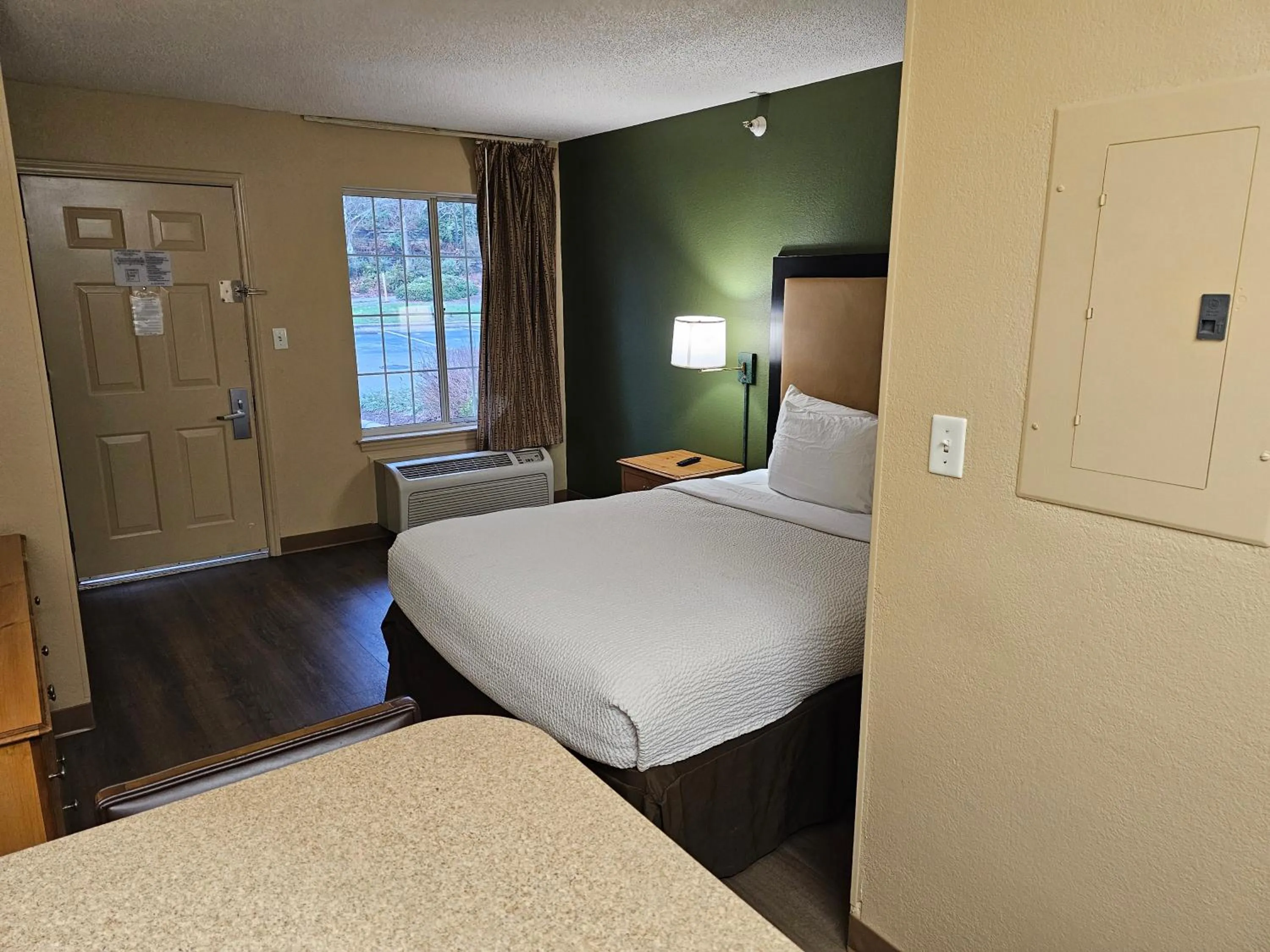 Bedroom, Bed in Suburban Studios Raleigh - Crabtree Valley