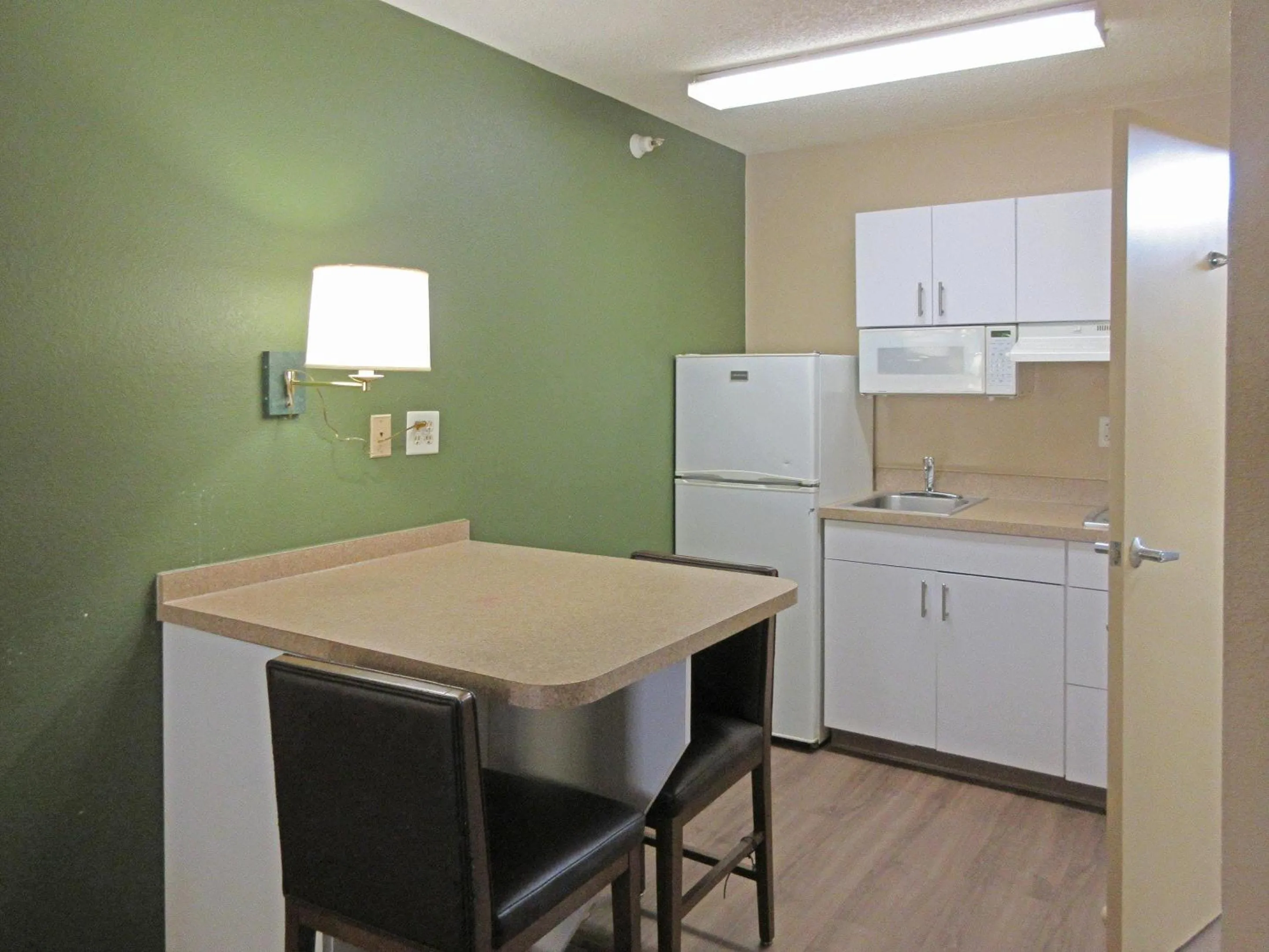 Bedroom in Suburban Studios Raleigh - Crabtree Valley