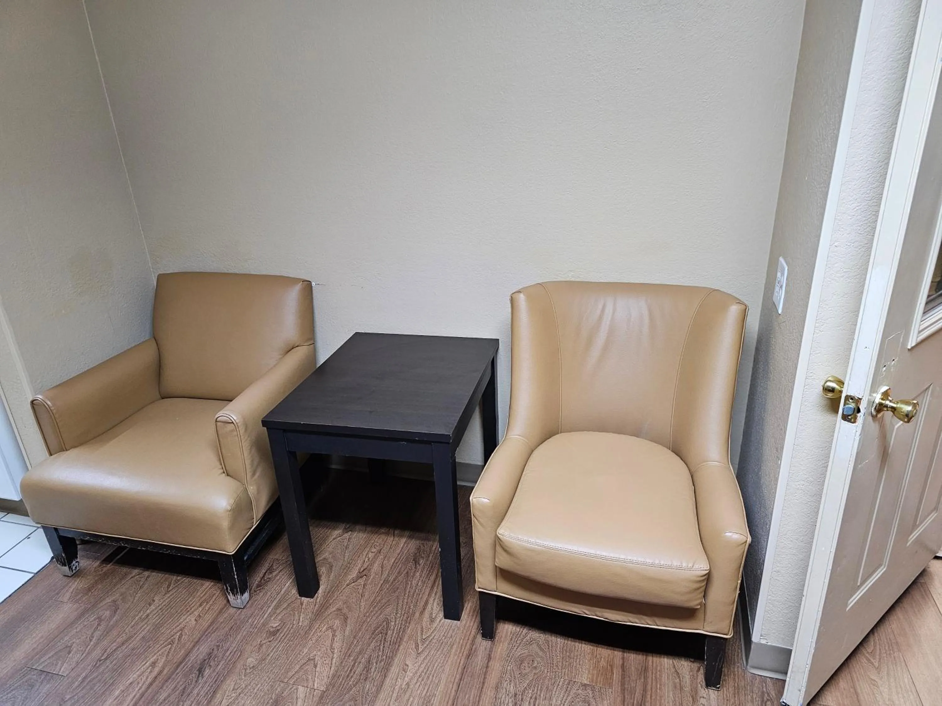 Seating area in Suburban Studios Raleigh - Crabtree Valley