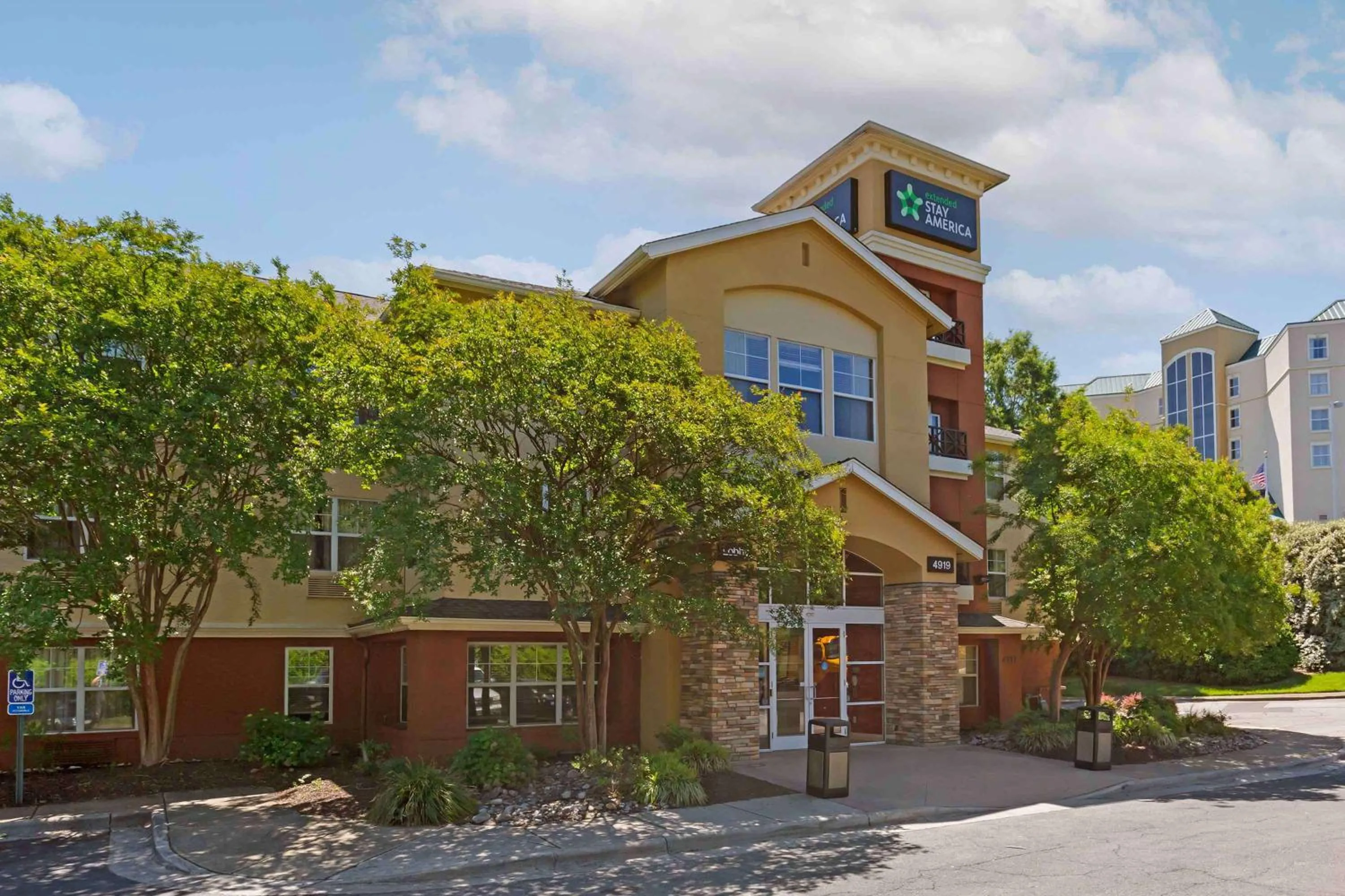 Property building in Extended Stay America Suites - Raleigh - RTP - 4919 Miami Blvd