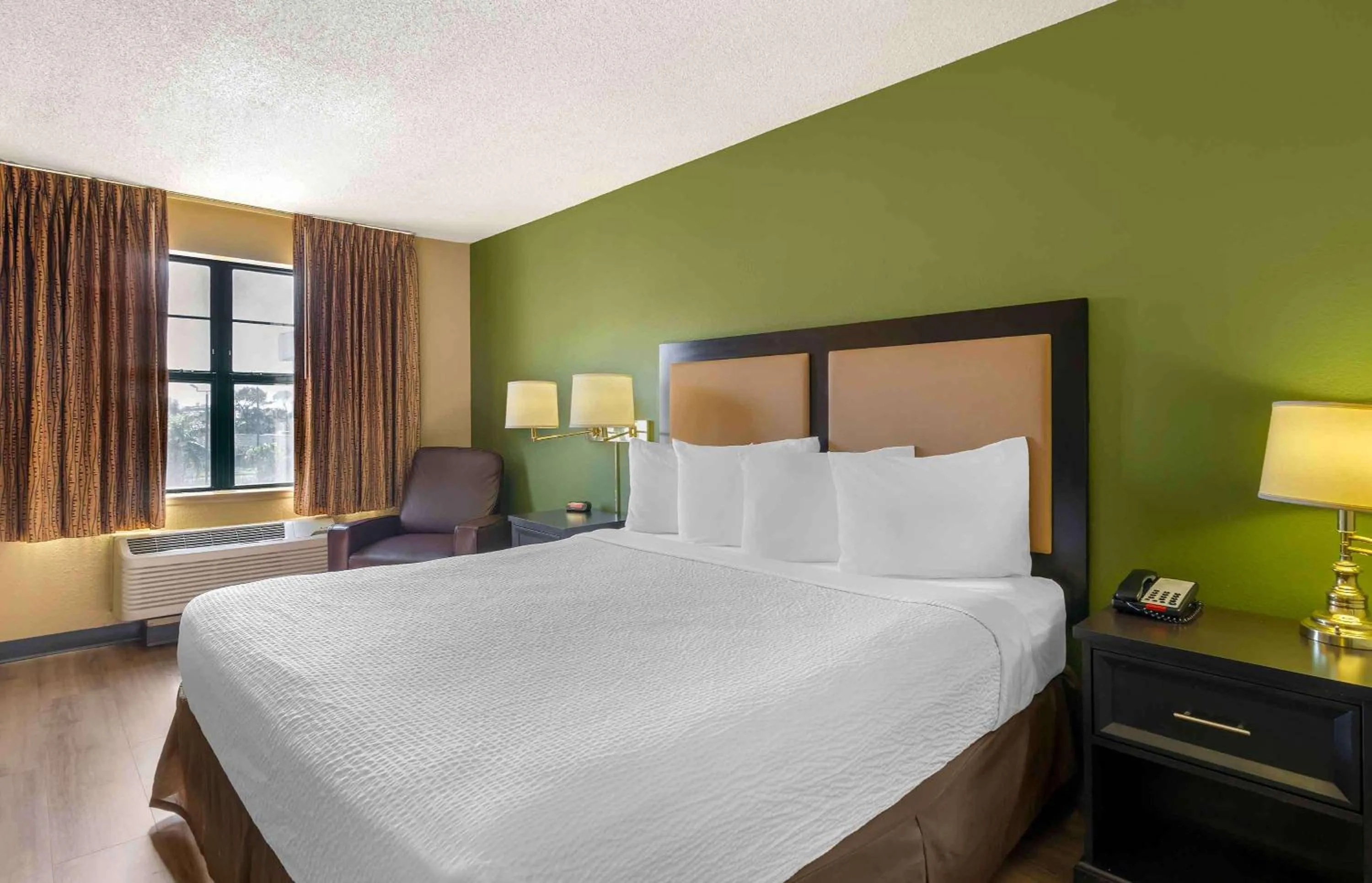 Bedroom, Bed in Extended Stay America Select Suites - Baltimore - BWI Airport - International Dr