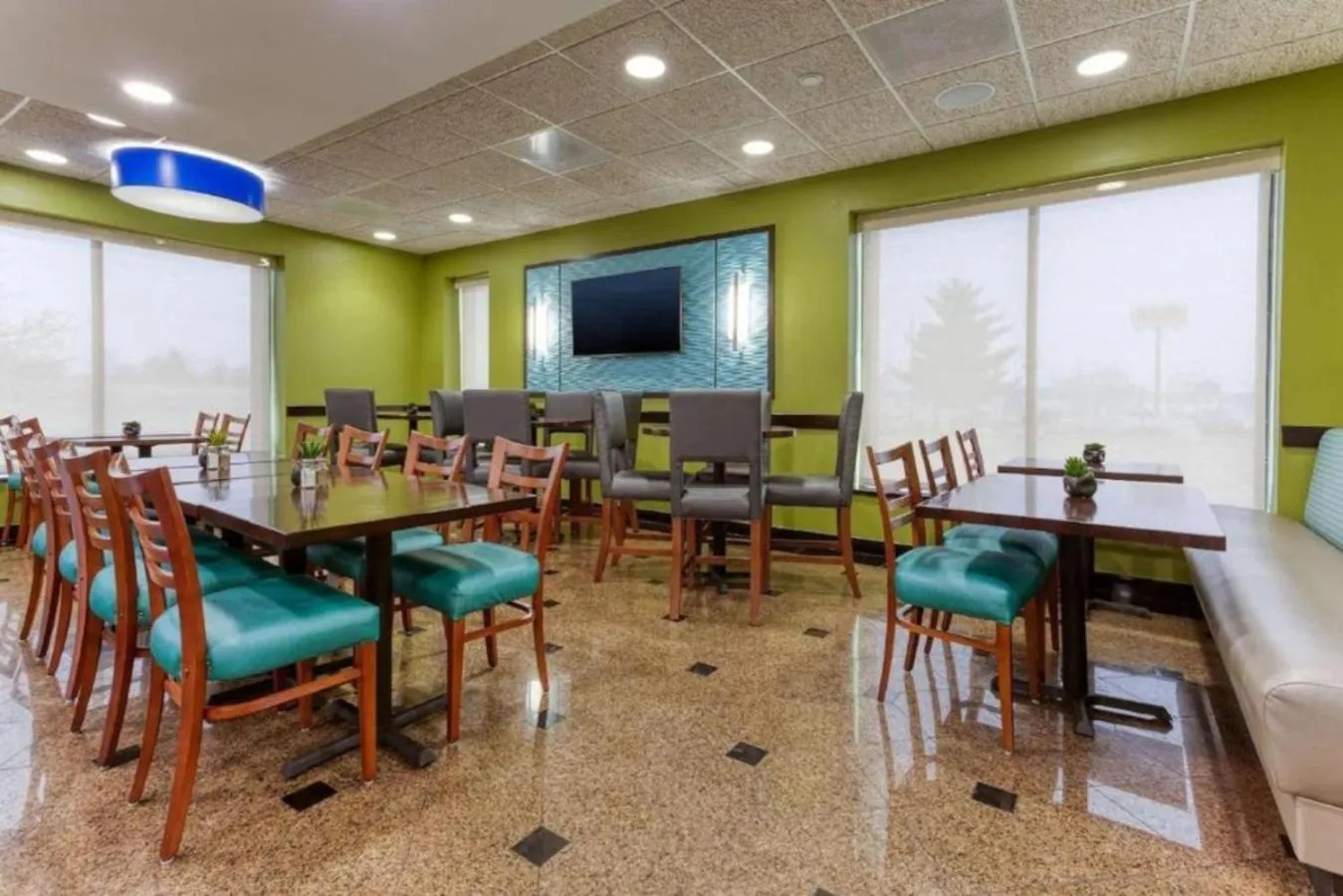 Seating area in Heritage Inn & Suites St Louis Fenton, Trademark by Wyndham