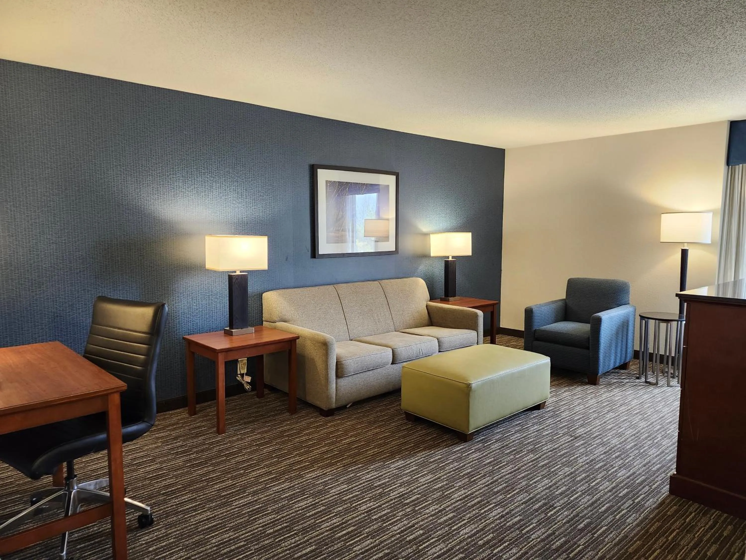 Living room in Heritage Inn & Suites St Louis Fenton, Trademark by Wyndham