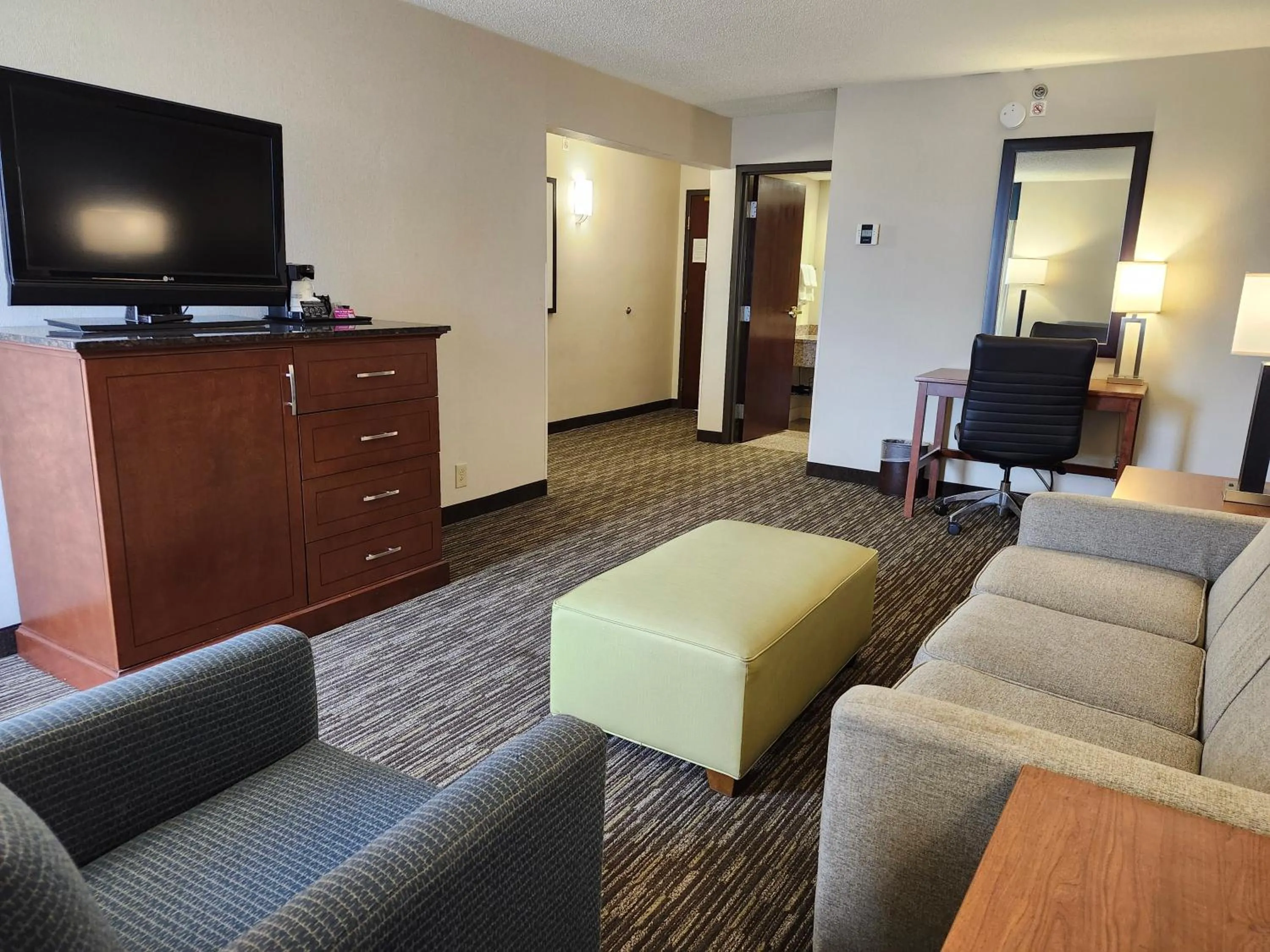 Living room in Heritage Inn & Suites St Louis Fenton, Trademark by Wyndham