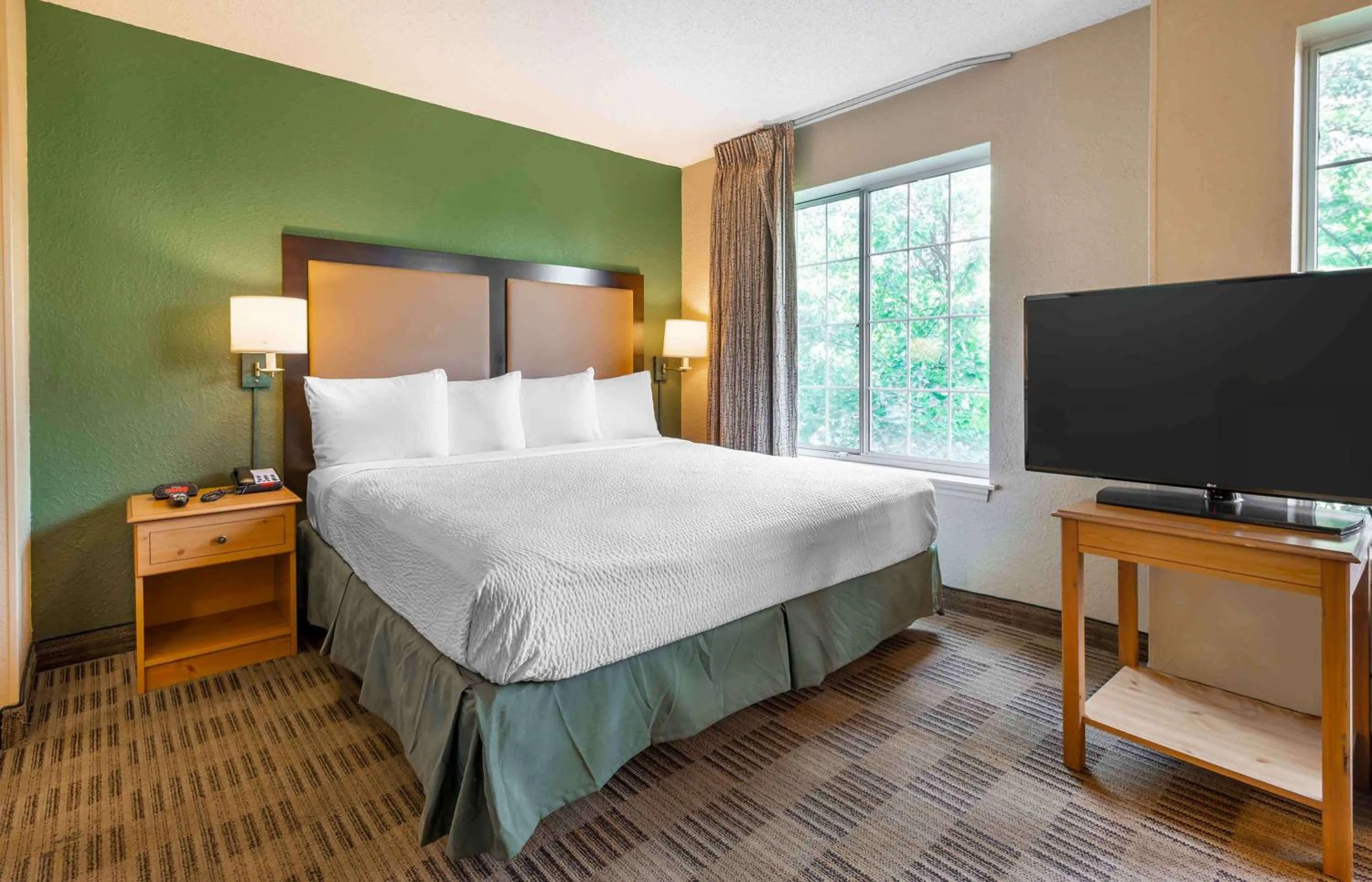 Bedroom, Bed in Extended Stay America Suites - Newark - Woodbridge