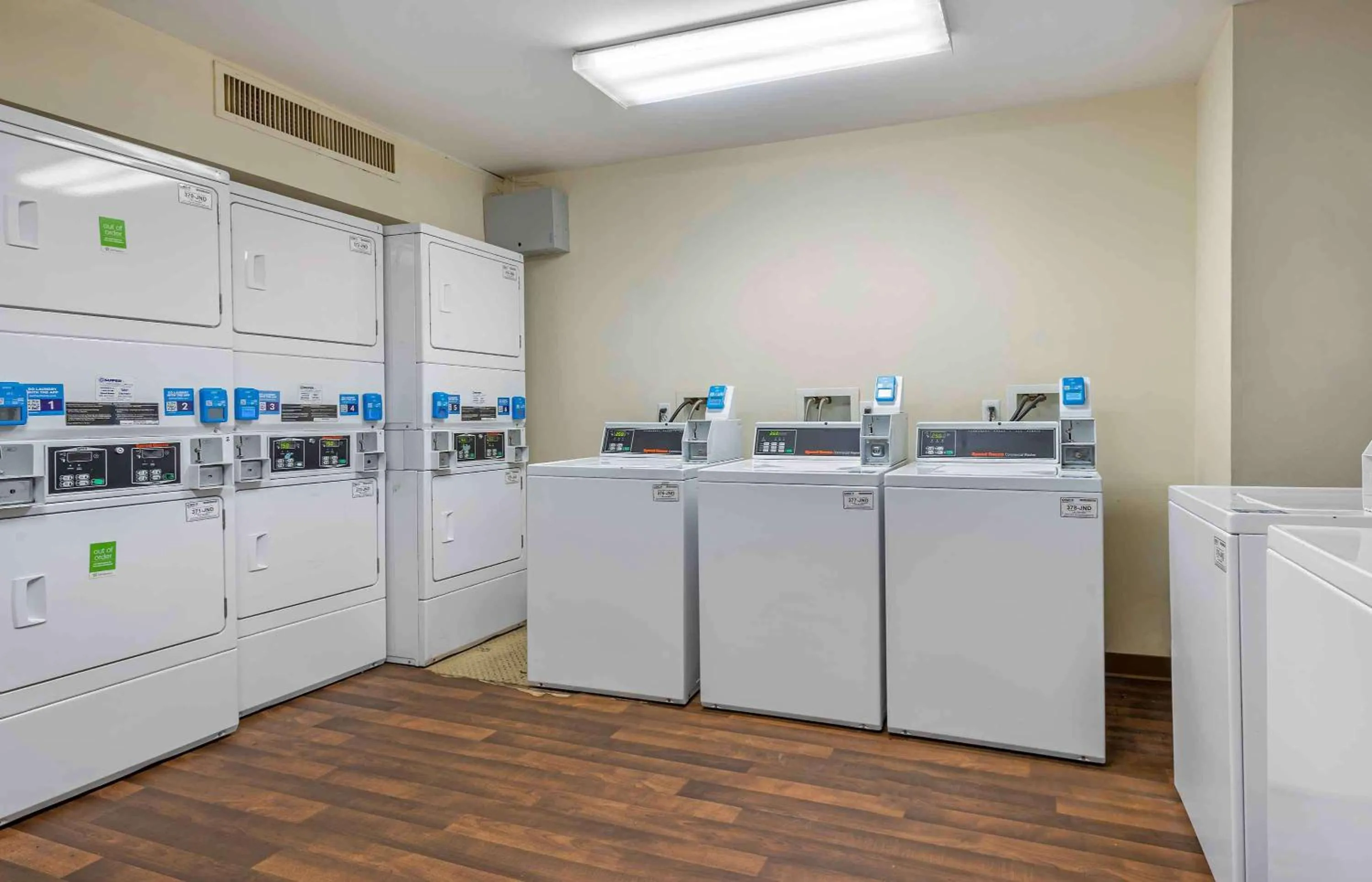 Property building in Extended Stay America Suites - Newark - Woodbridge