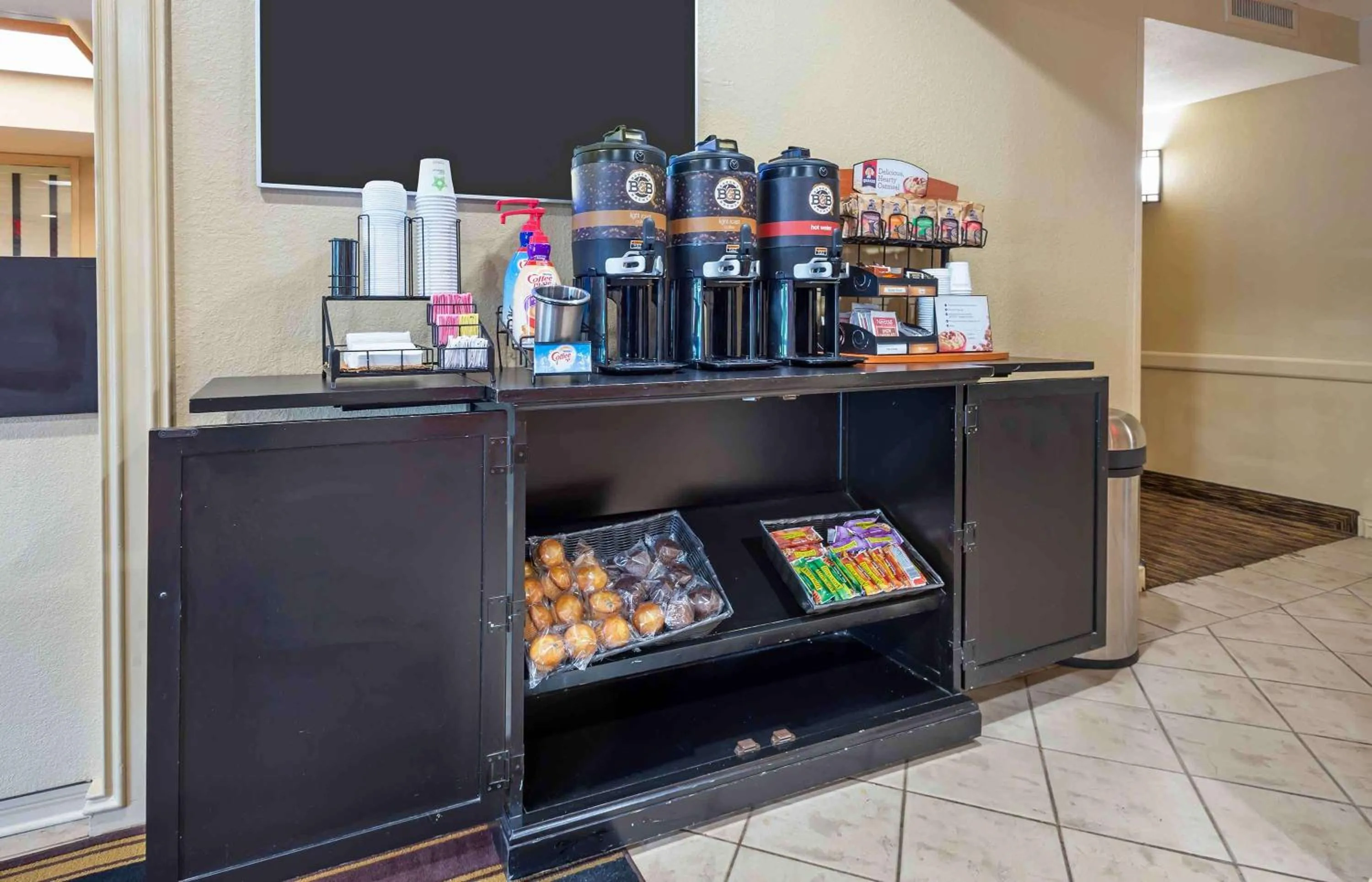 Breakfast in Extended Stay America Suites - Newark - Woodbridge