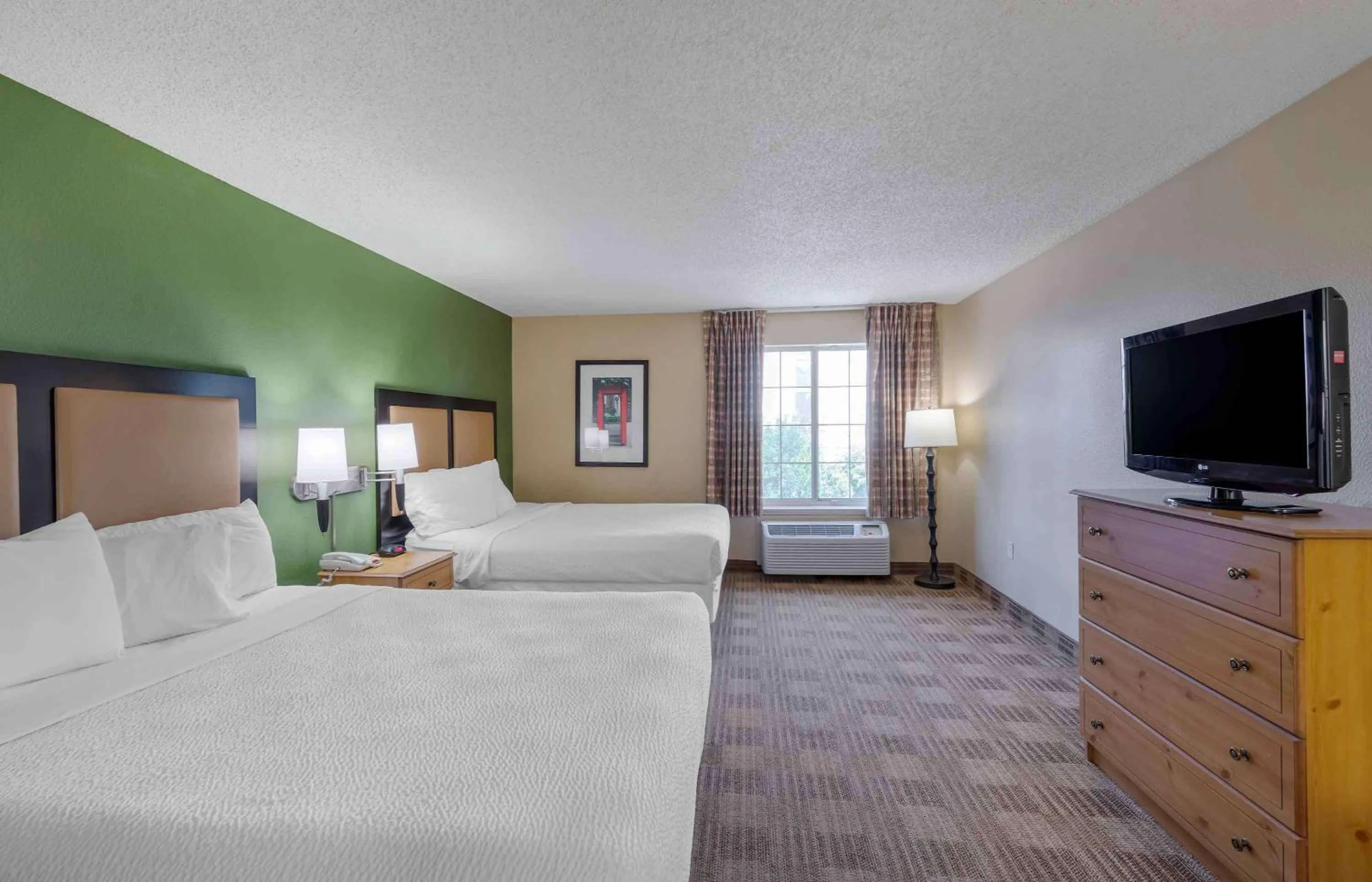 Bedroom, Bed in Extended Stay America Suites - Newark - Woodbridge