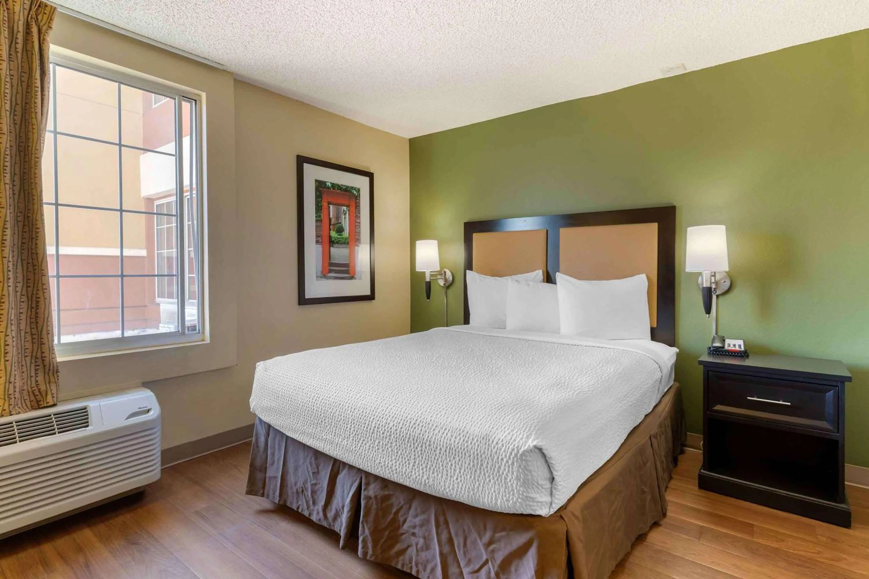 Bedroom, Bed in Extended Stay America Suites - Newark - Woodbridge