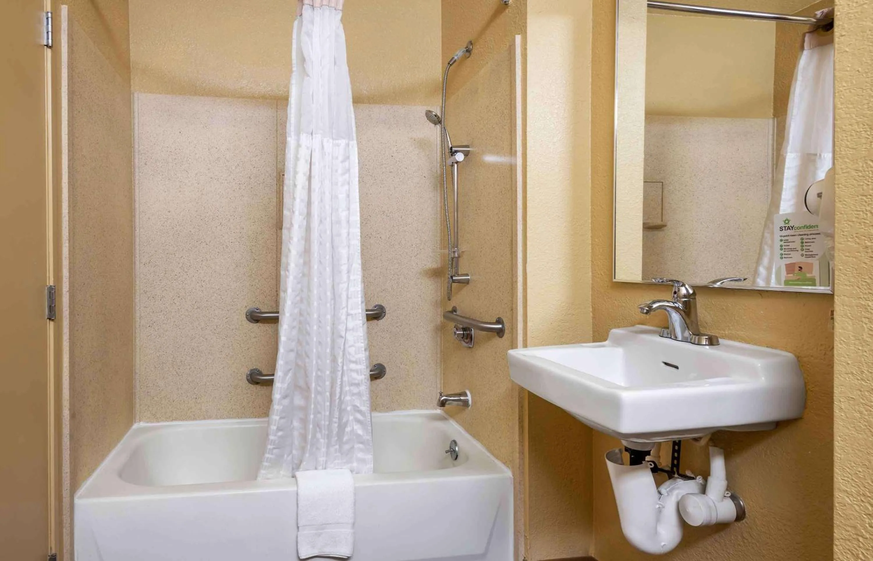 Bathroom in Extended Stay America Suites - Newark - Woodbridge