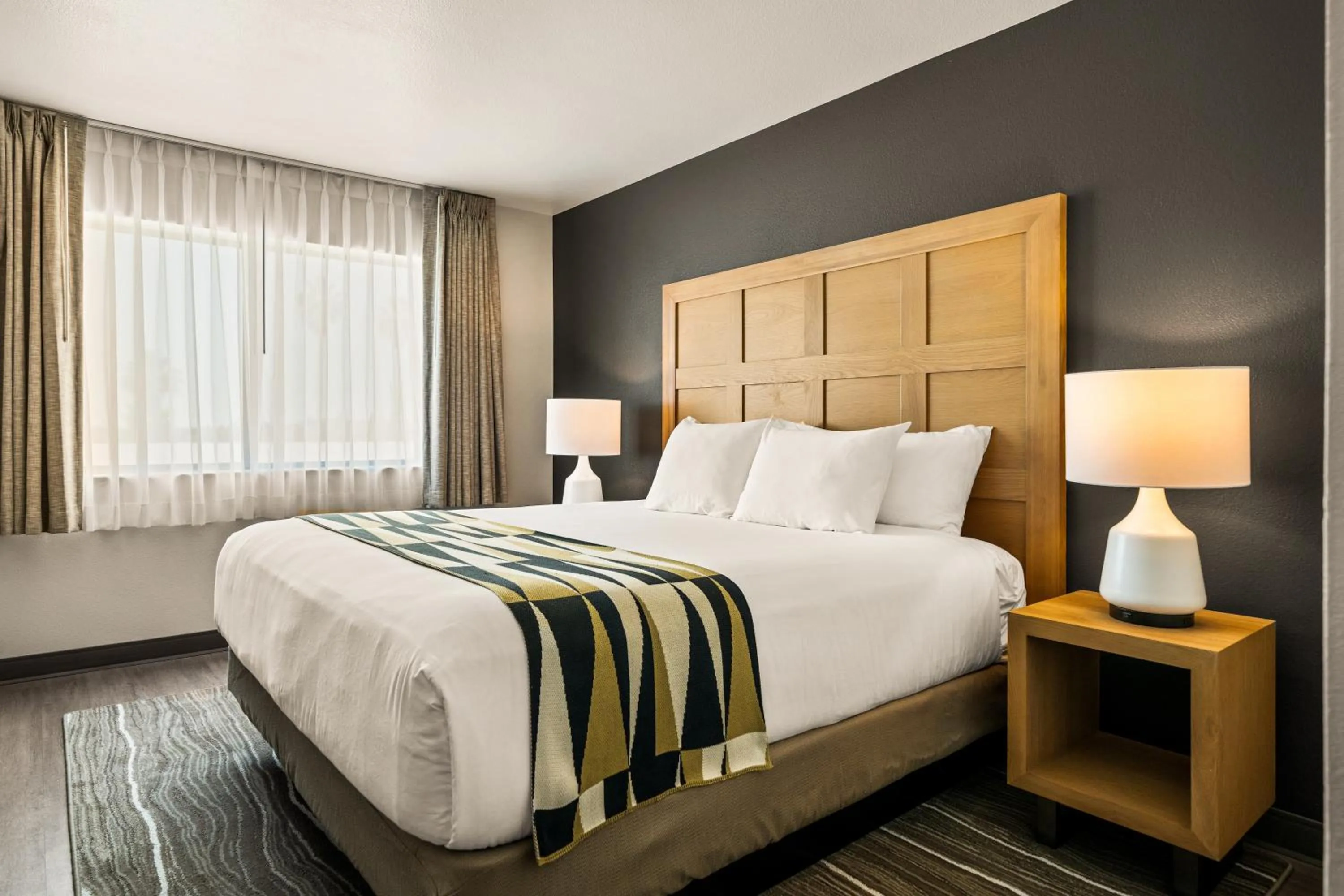 Bedroom, Bed in Oxford Suites Redding