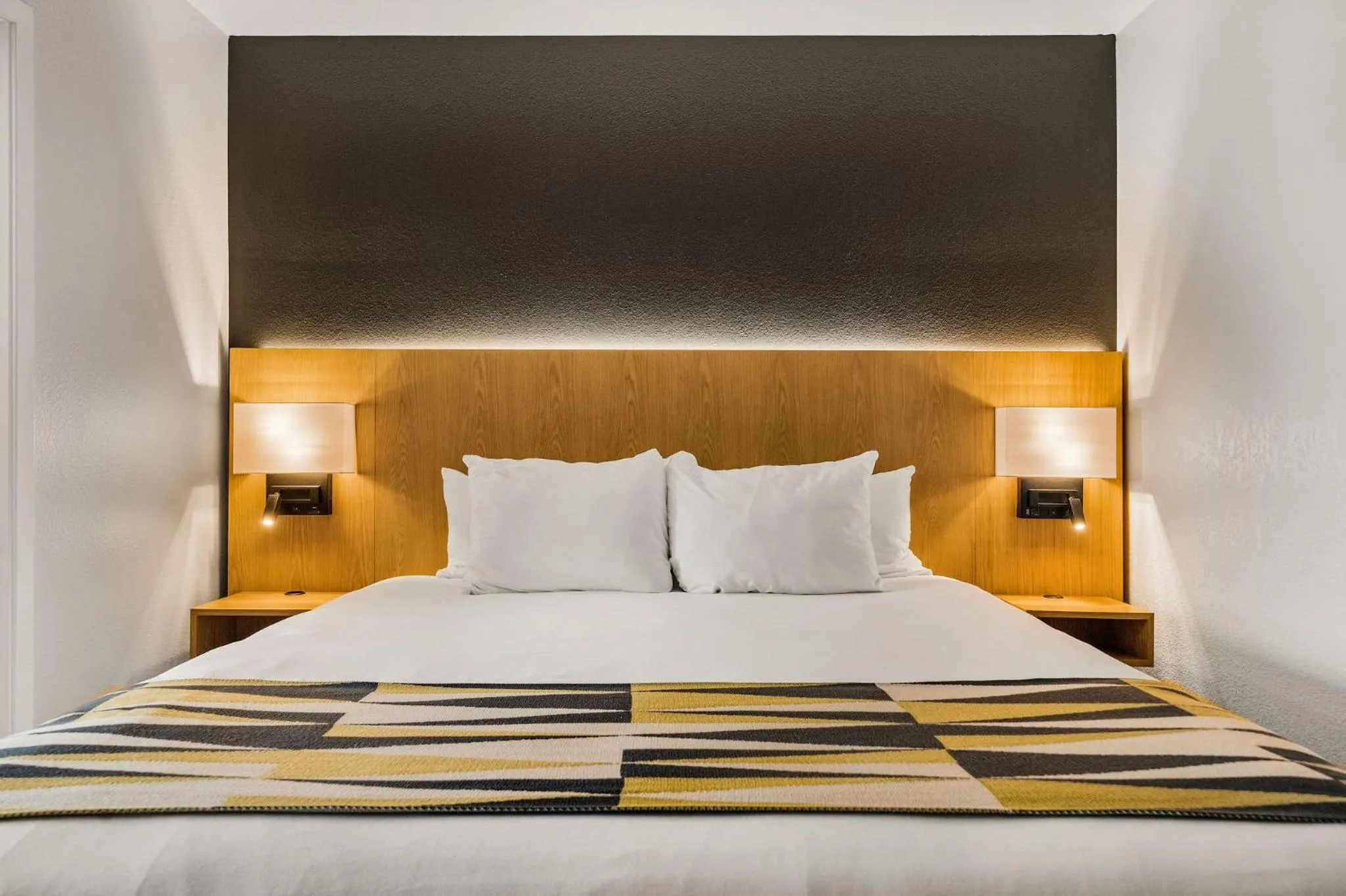 Bed in Oxford Suites Redding