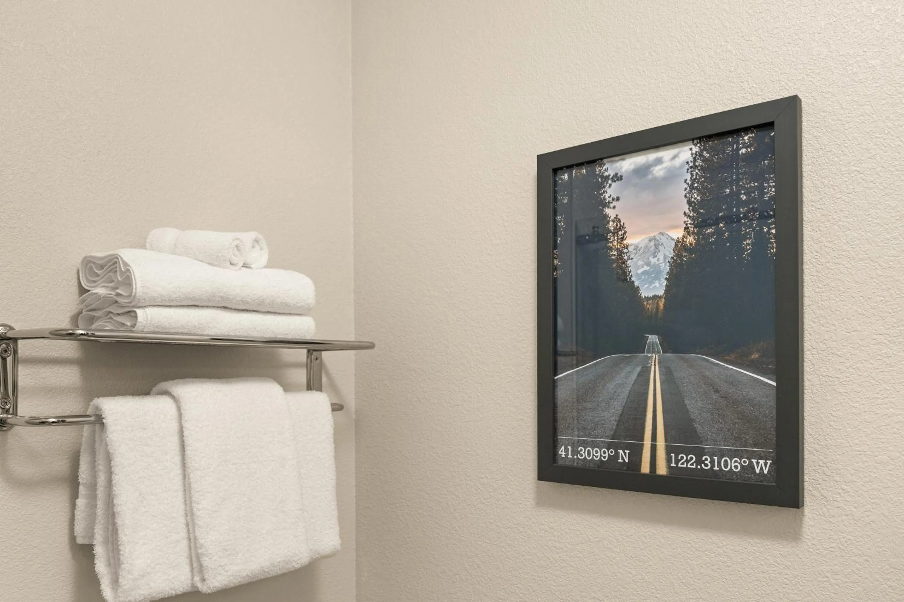 Bathroom in Oxford Suites Redding