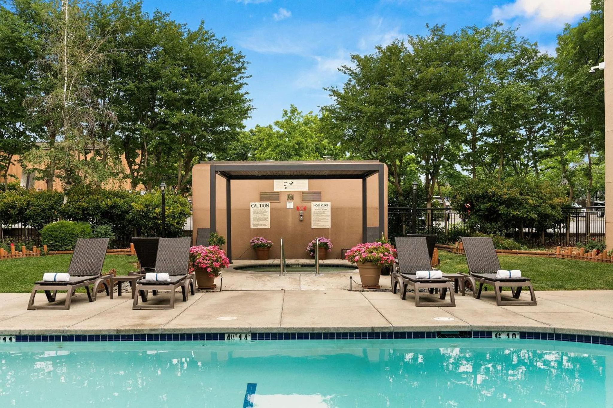 Hot Tub in Oxford Suites Redding