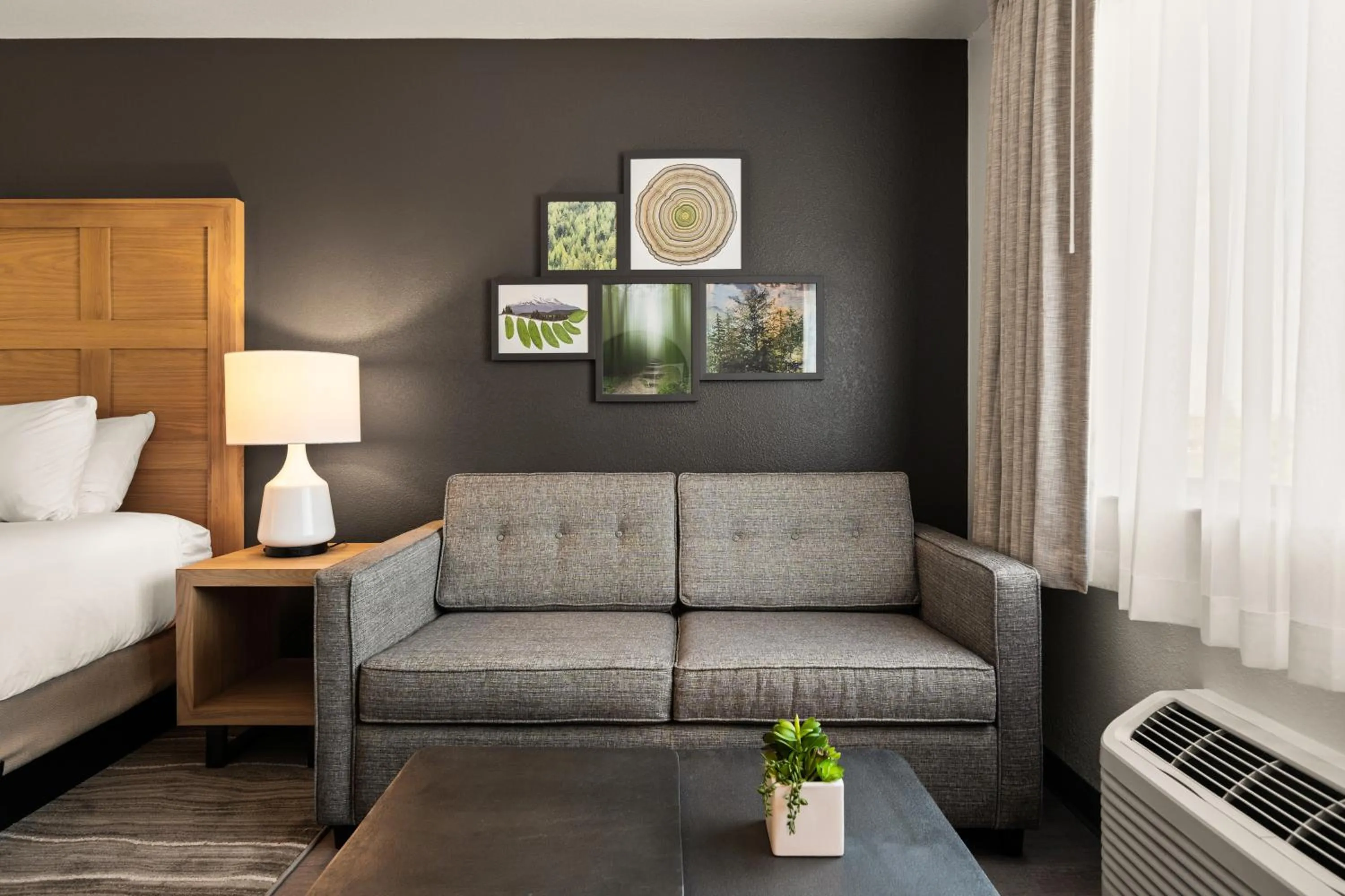 Seating area, Bed in Oxford Suites Redding