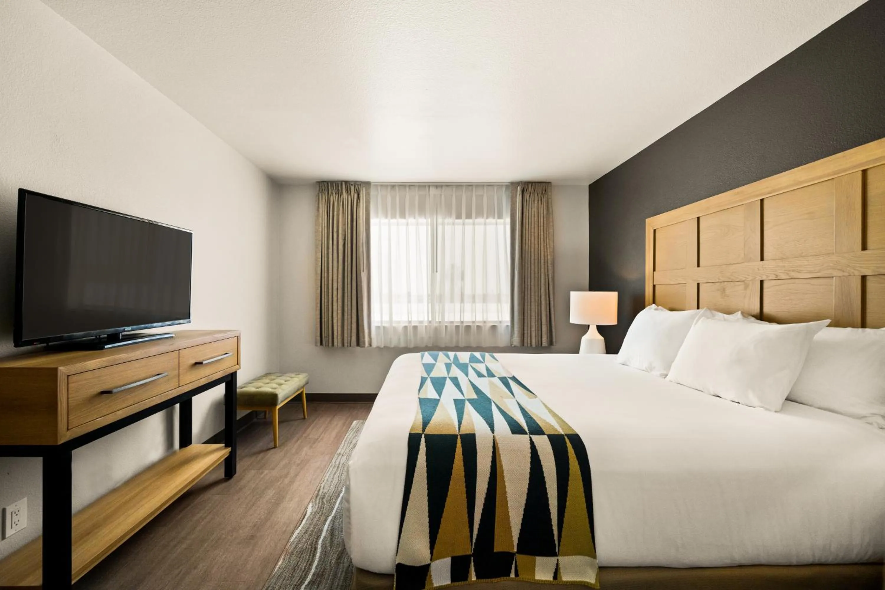 Bedroom, Bed in Oxford Suites Redding