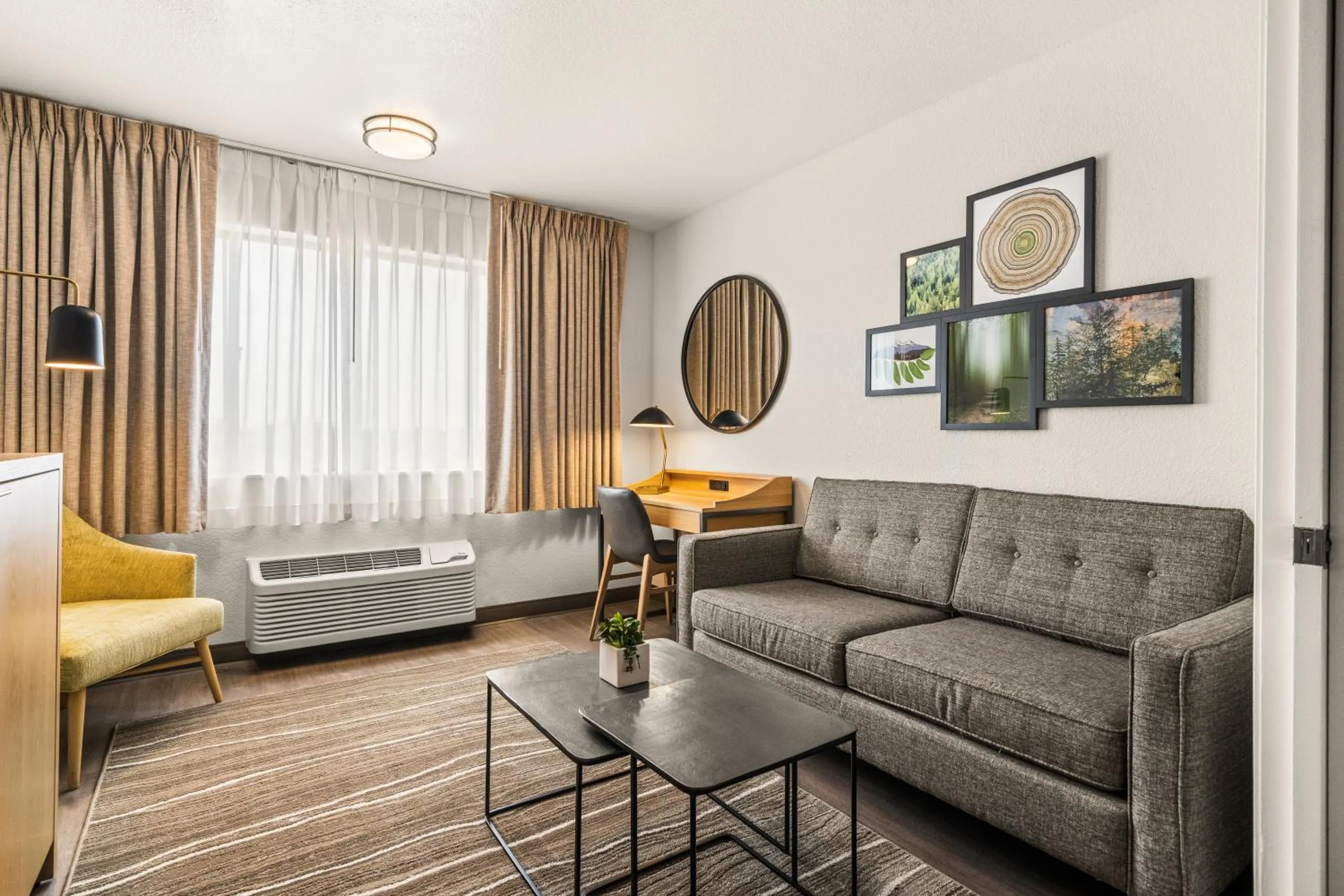 Seating area in Oxford Suites Redding