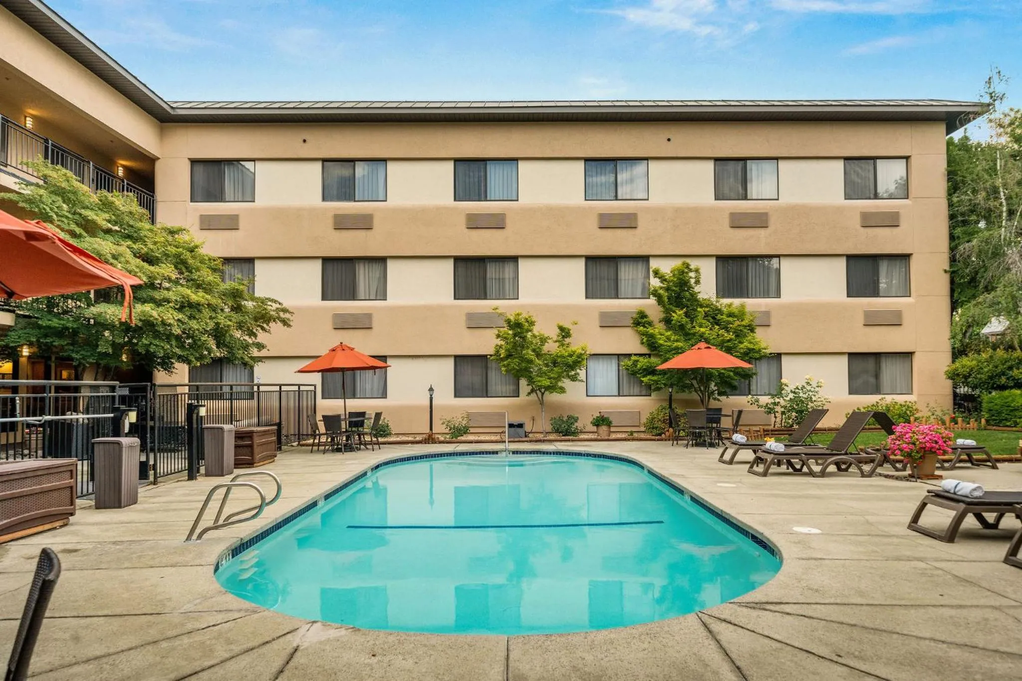 Swimming pool in Oxford Suites Redding