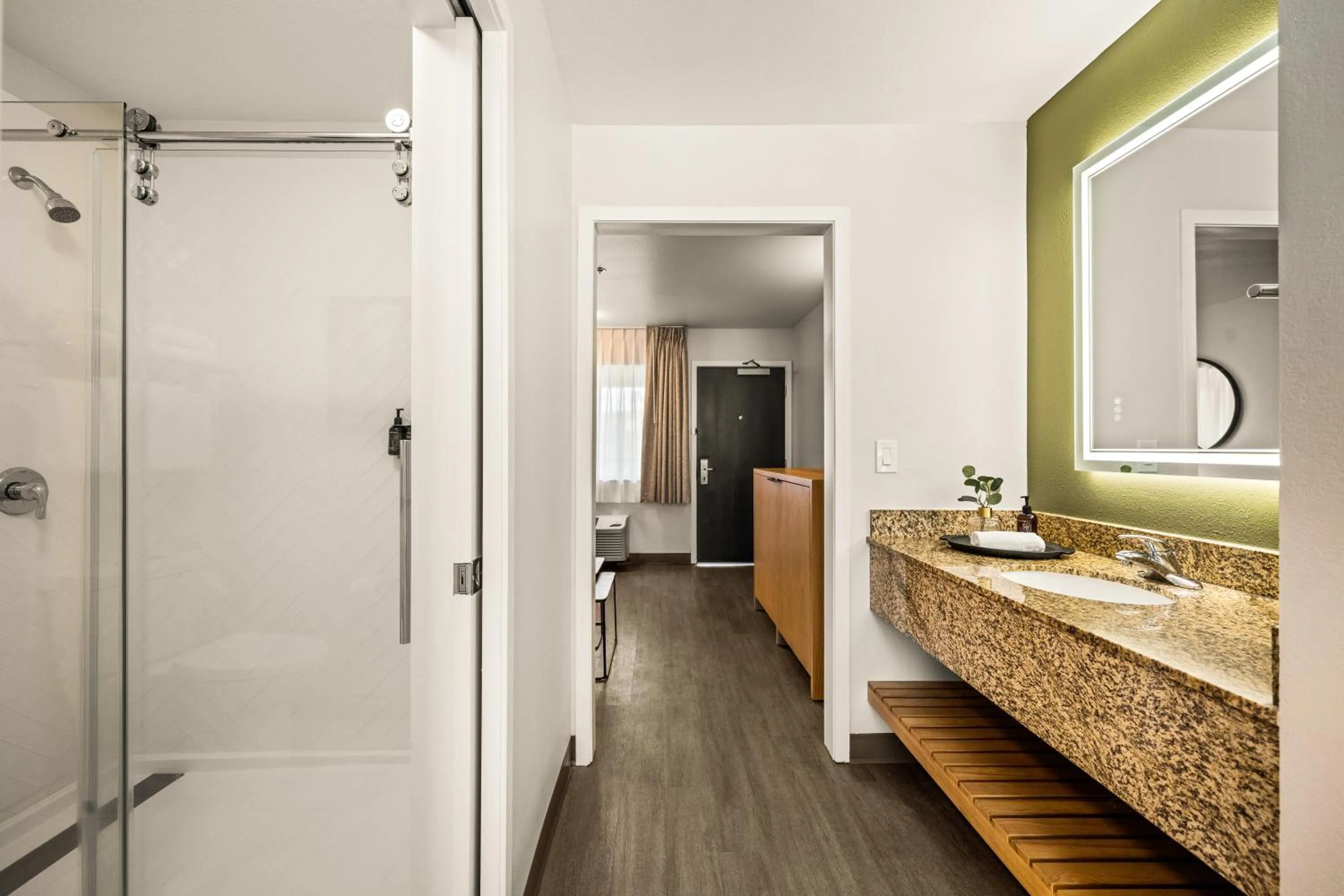 Bathroom in Oxford Suites Redding