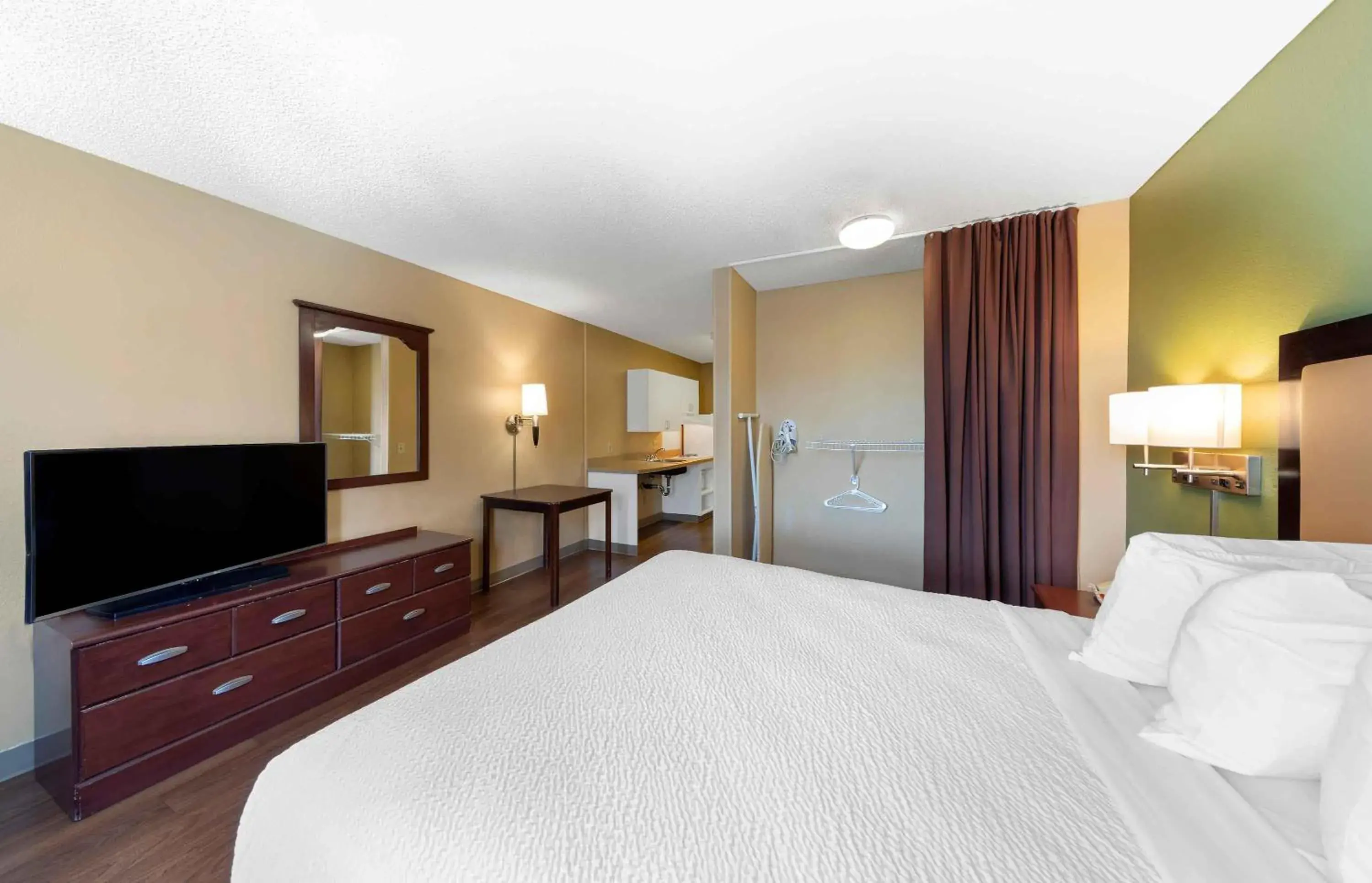 Queen studio with 1 Queen Bed - Disability Access/Non-Smoking in Extended Stay America Suites - Los Angeles - Burbank Airport Queen studio with 1 Queen Bed - Disability Access/Non-Smoking in Extended Stay America Suites - Los Angeles - Burbank Airport