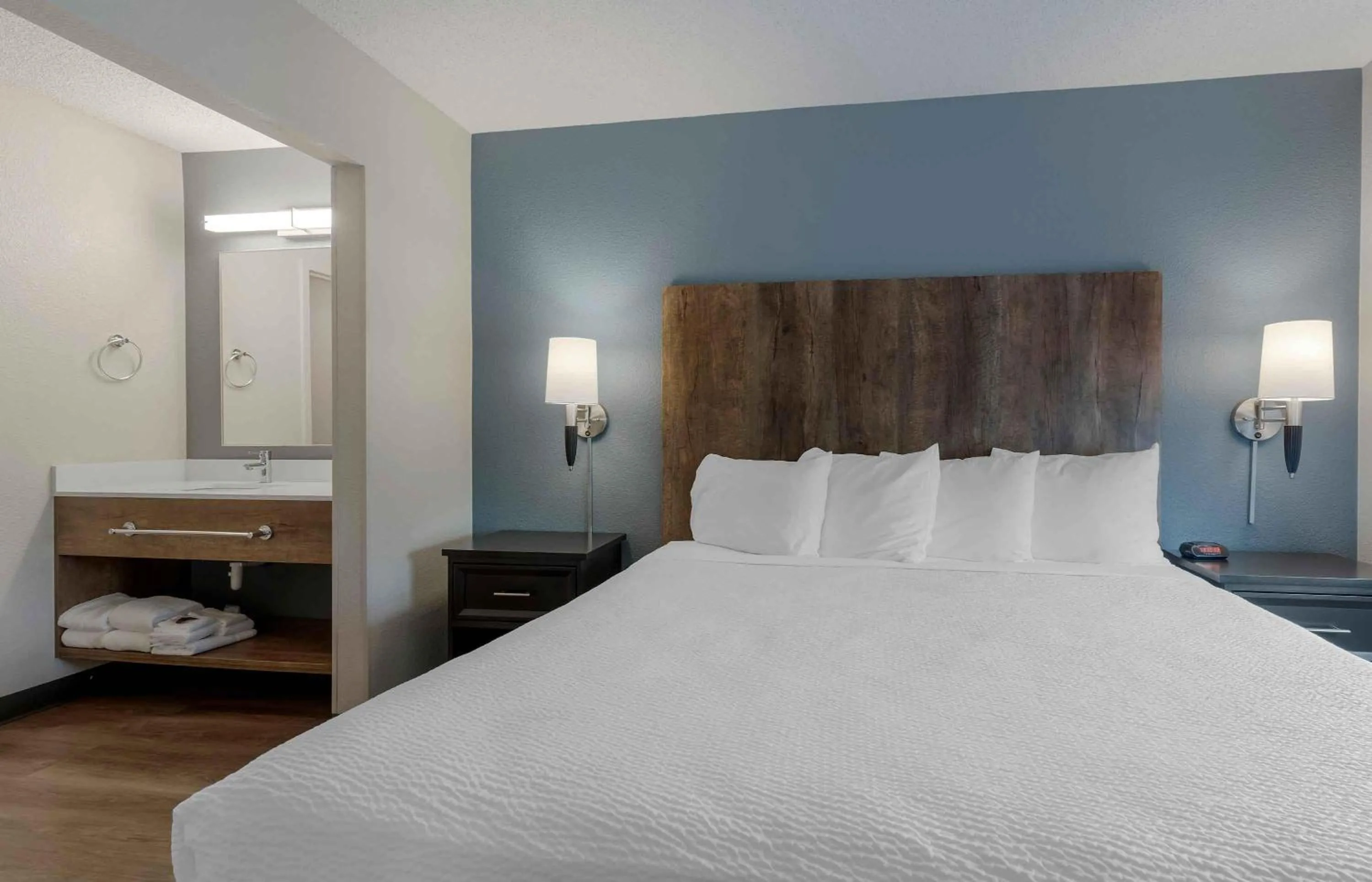 Bedroom, Bed in Extended Stay America Suites - Los Angeles - Burbank Airport