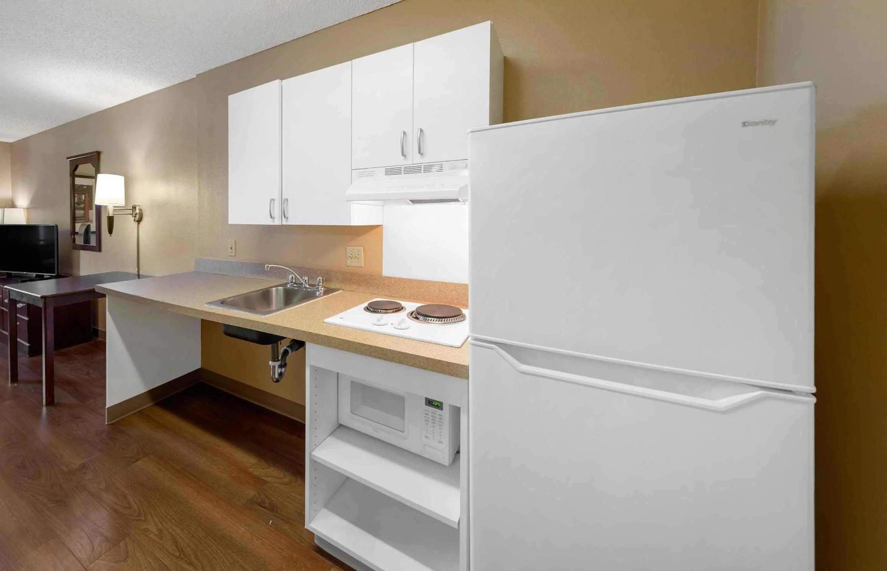 Kitchen or kitchenette in Extended Stay America Suites - Los Angeles - Burbank Airport