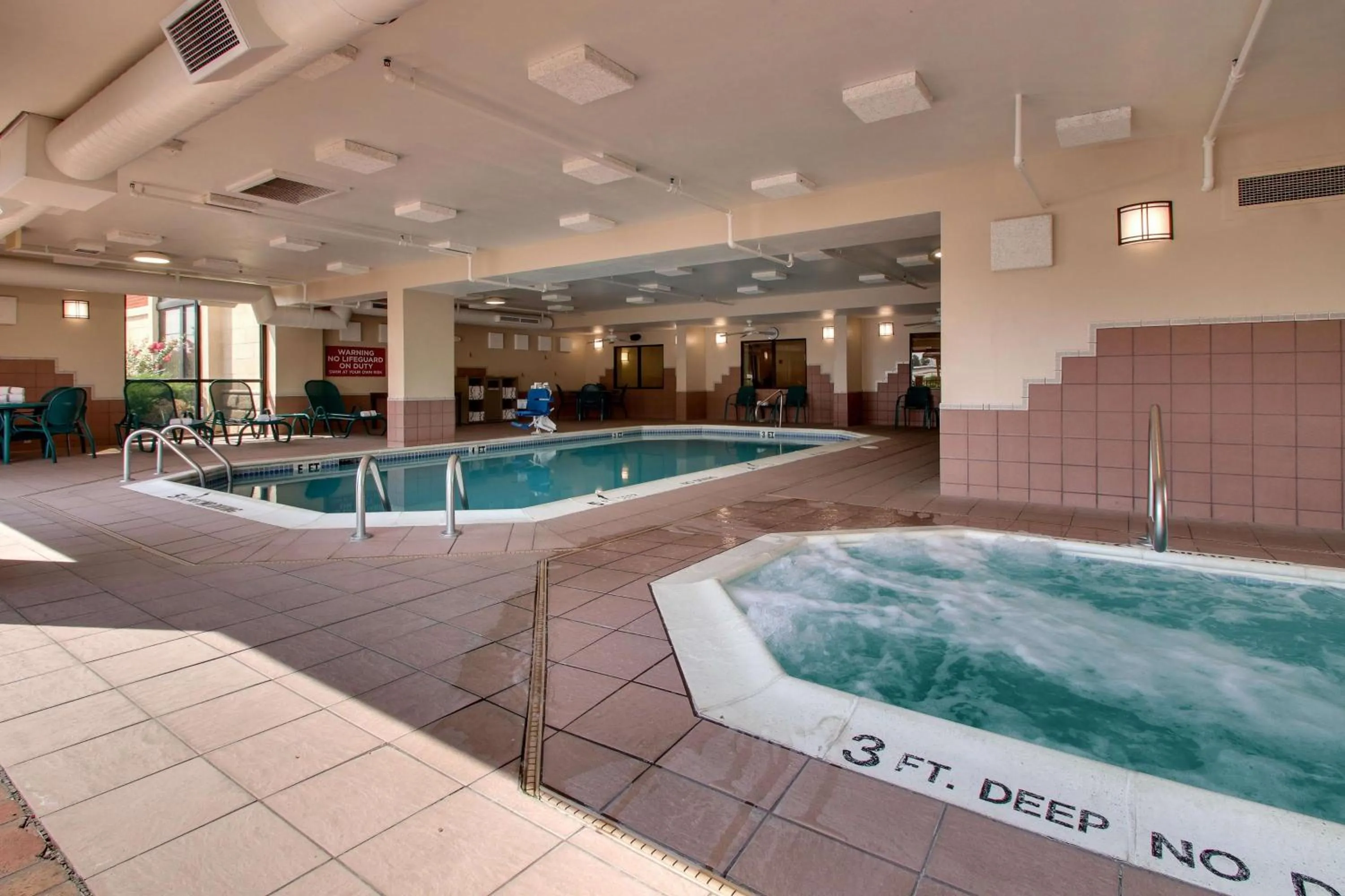 Pool view in Drury Inn & Suites Bowling Green