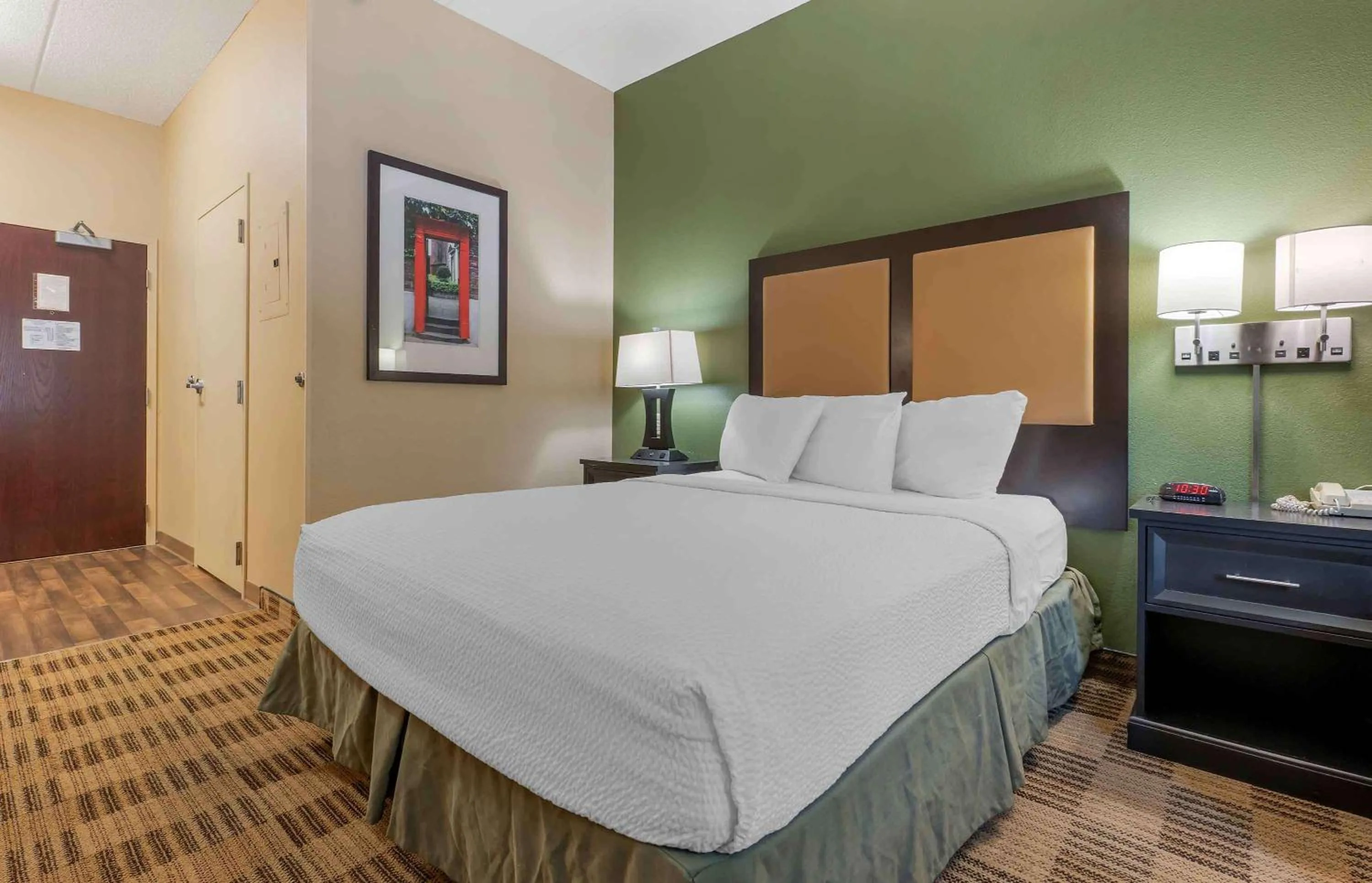 Bedroom, Bed in Extended Stay America Suites - Chicago - Skokie