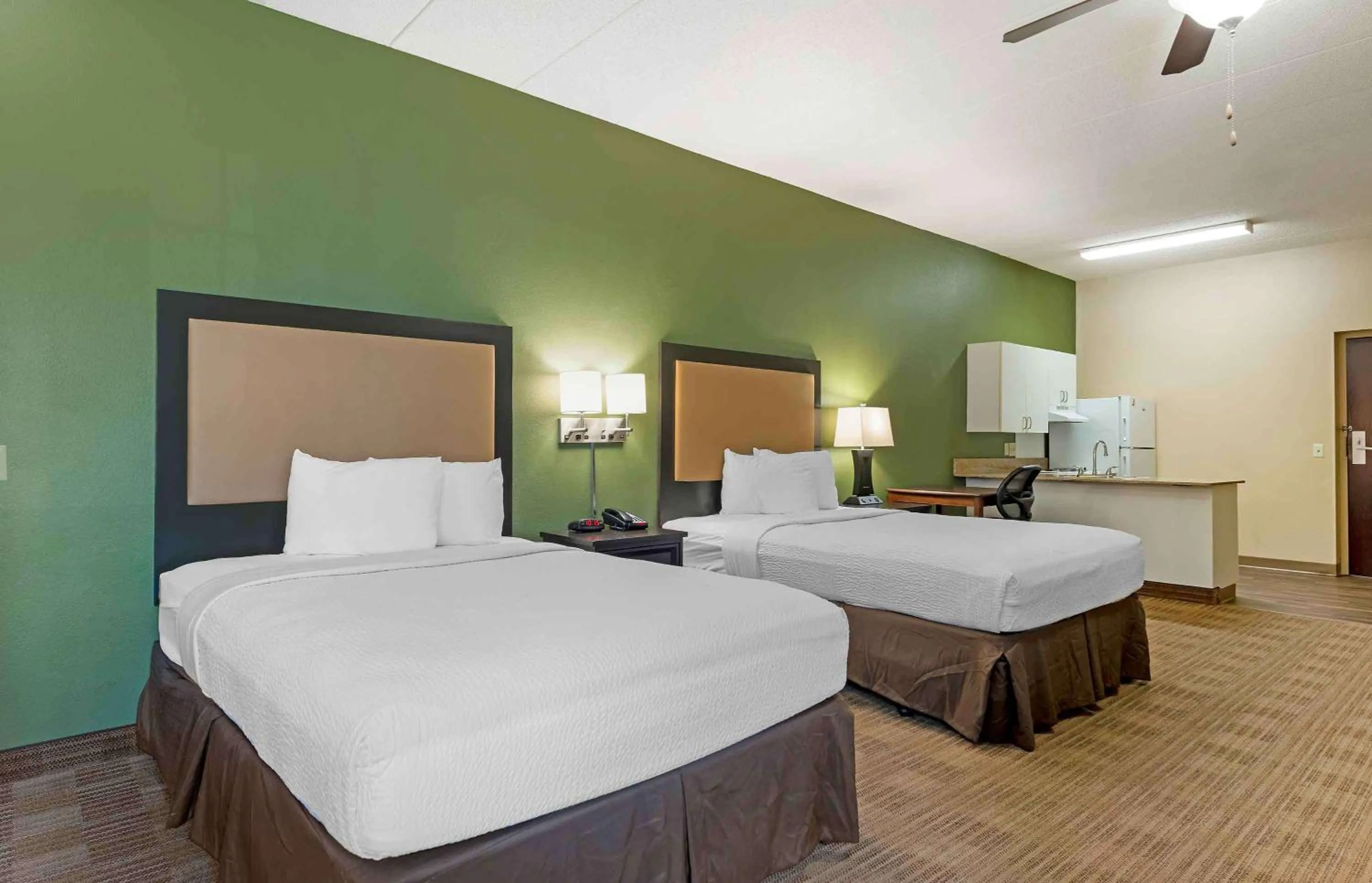 Bedroom, Bed in Extended Stay America Suites - Chicago - Skokie