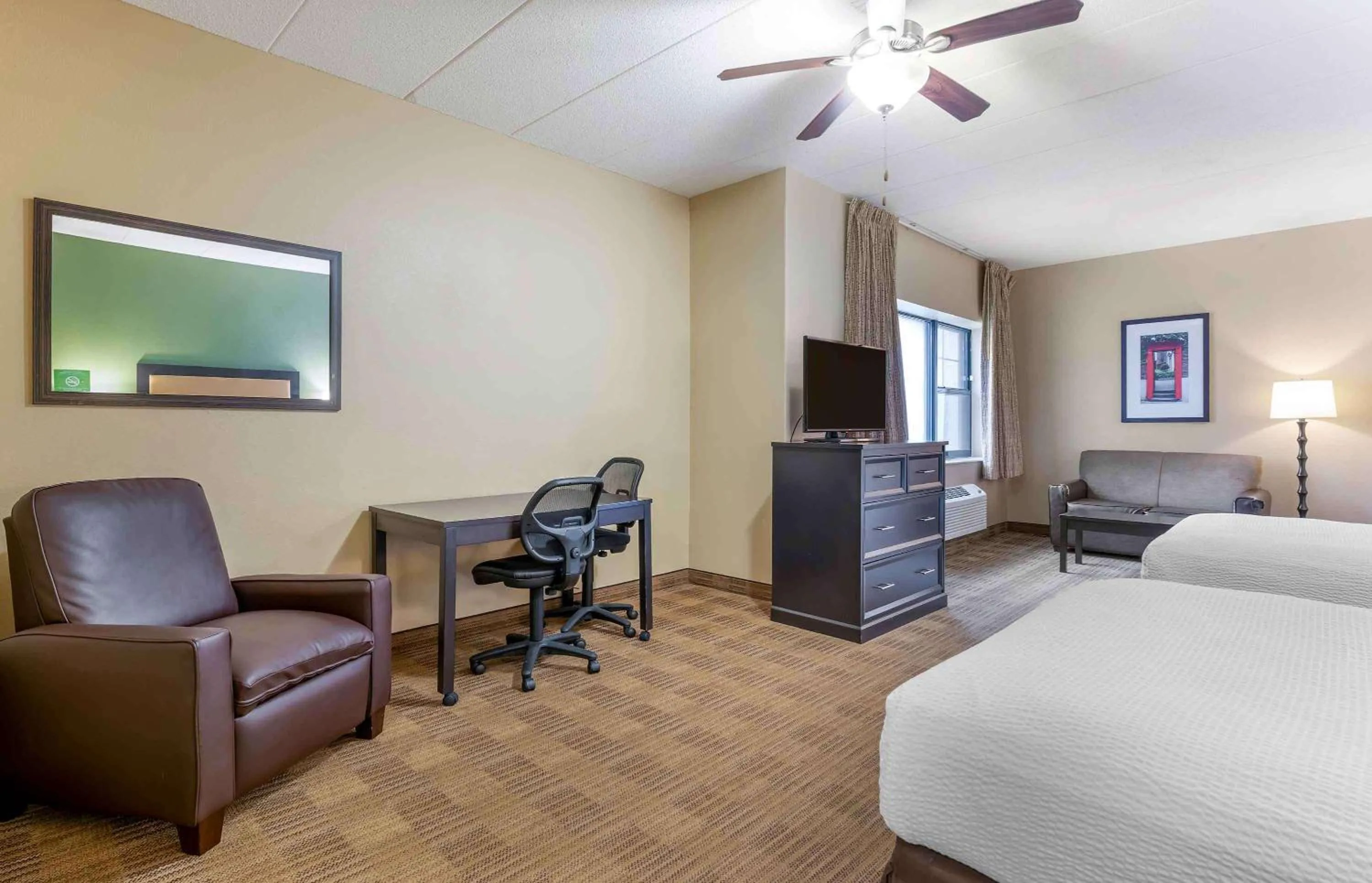 Bedroom, Bed in Extended Stay America Suites - Chicago - Skokie