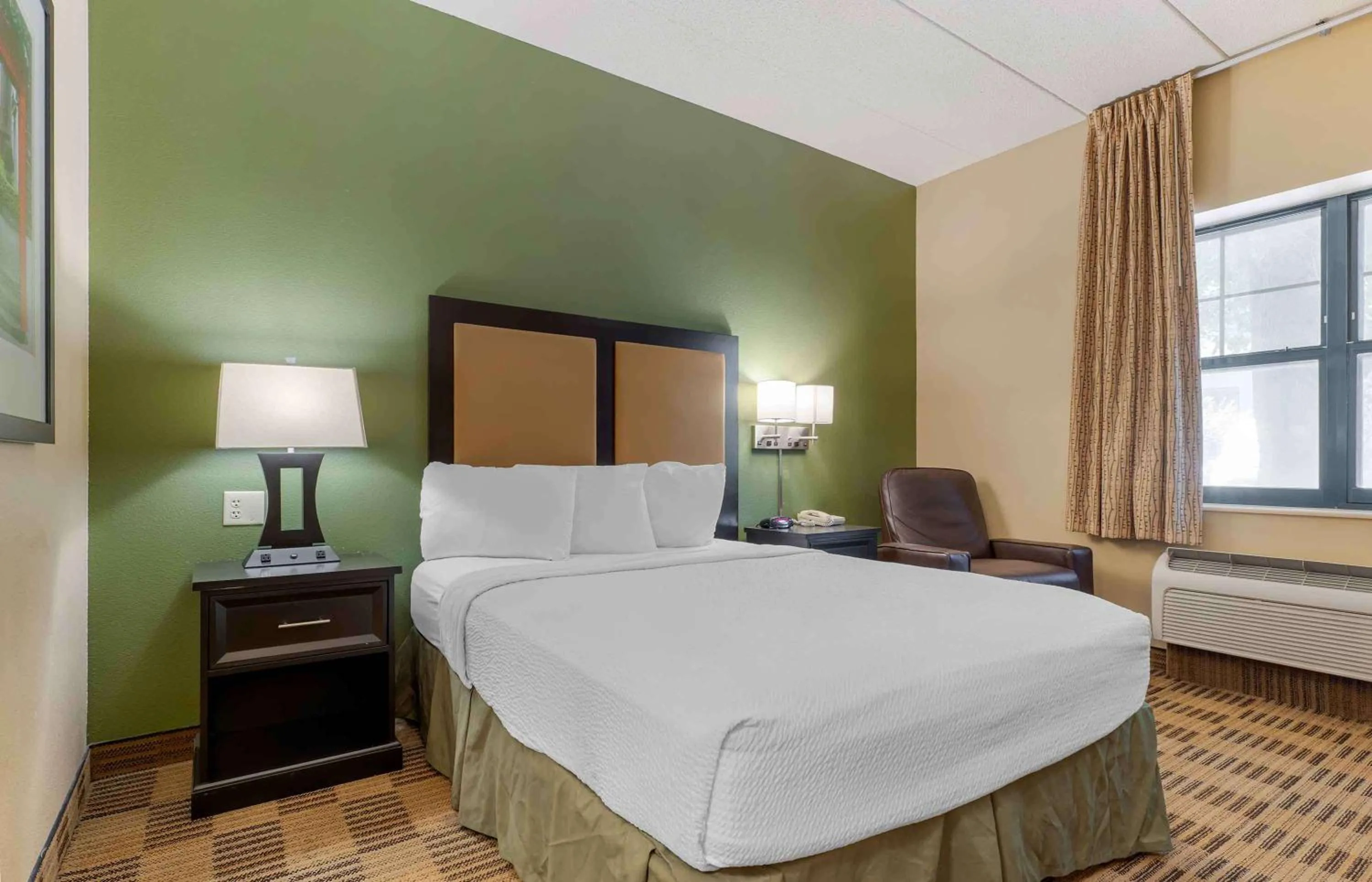 Bedroom, Bed in Extended Stay America Suites - Chicago - Skokie