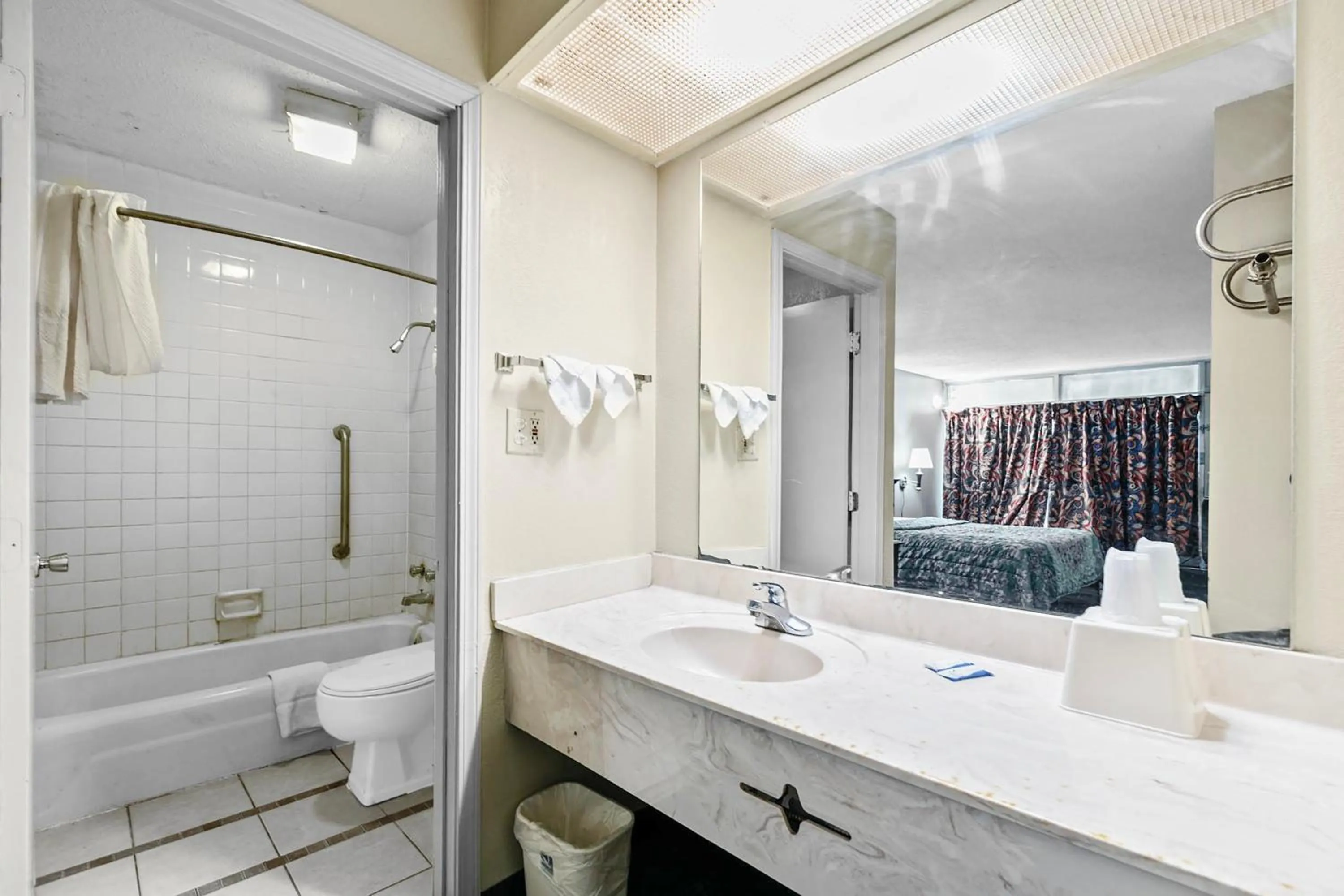 Bathroom in Hotel O Star Motel Hattiesburg HWY 49