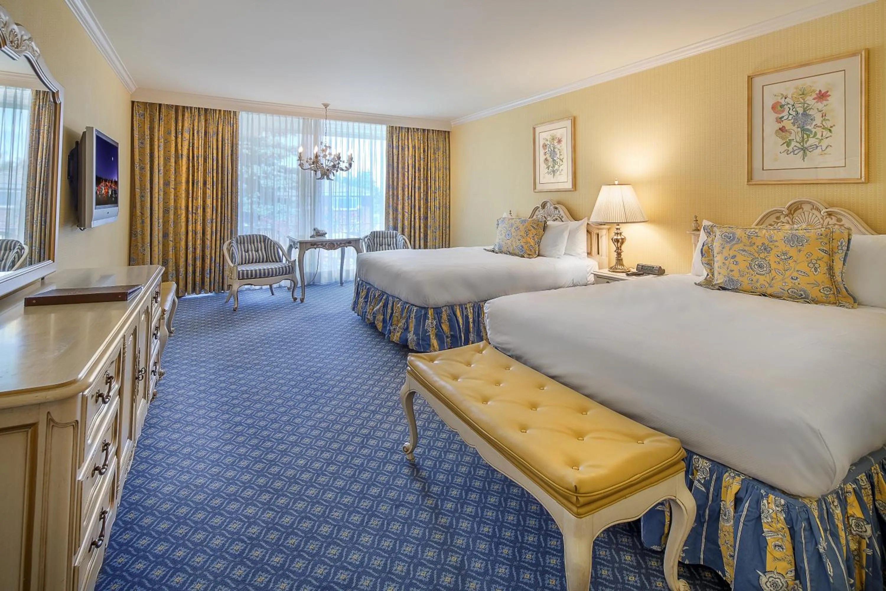 Bedroom, Bed in Little America Hotel - Wyoming