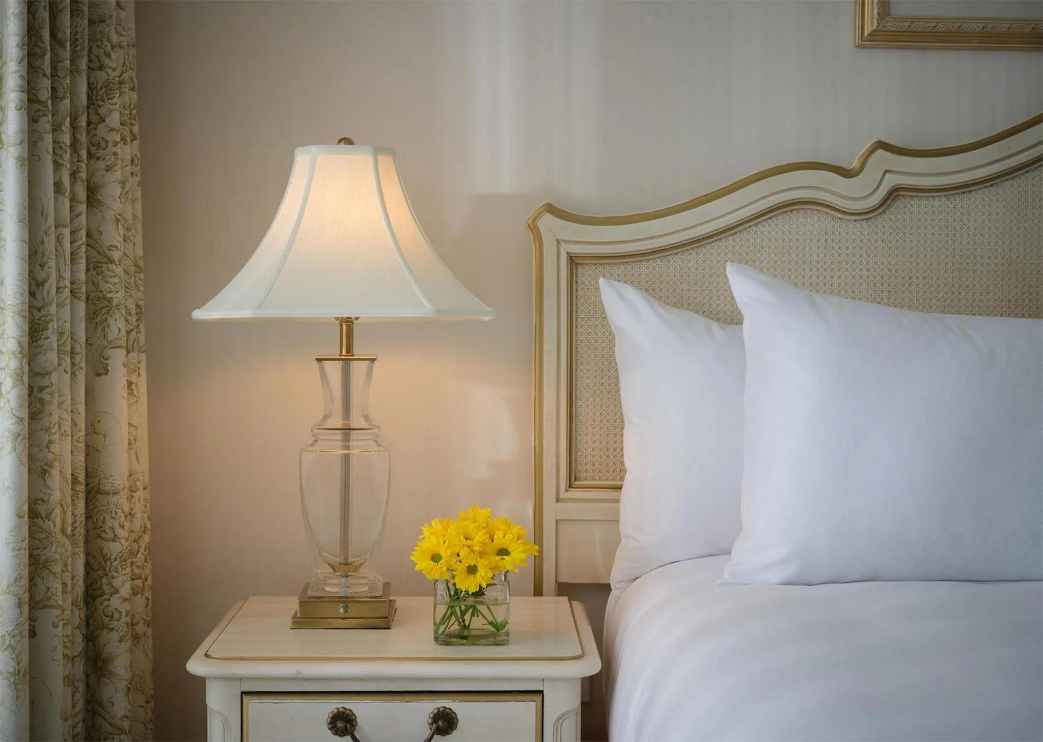 Bedroom, Bed in Little America Hotel - Wyoming