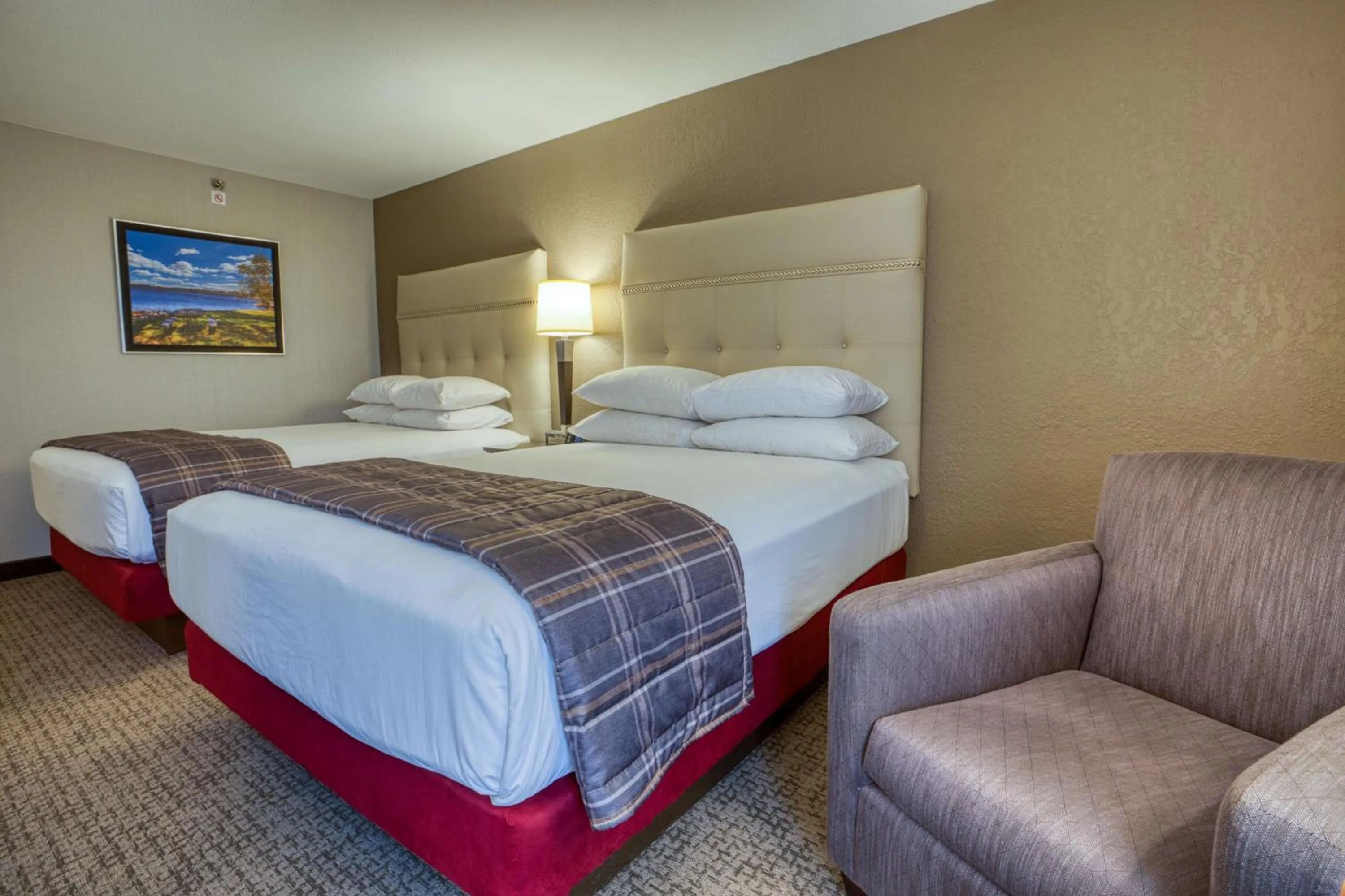 Photo of the whole room, Bed in Drury Inn & Suites St. Louis - Fairview Heights