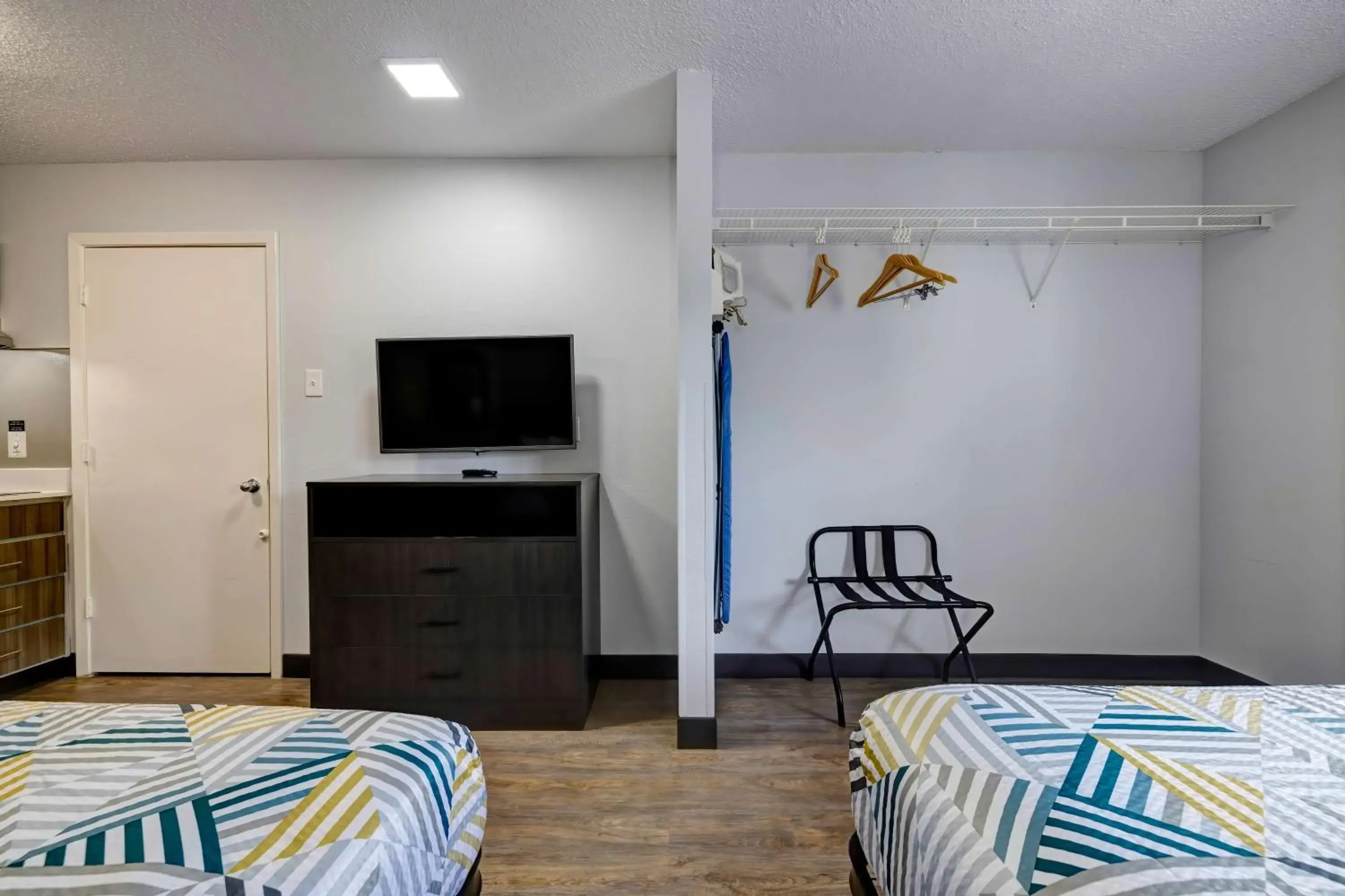 Queen Room with Two Queen Beds - Smoking in Studio 6-Arlington, TX - South - Dallas Queen Room with Two Queen Beds - Smoking in Studio 6-Arlington, TX - South - Dallas