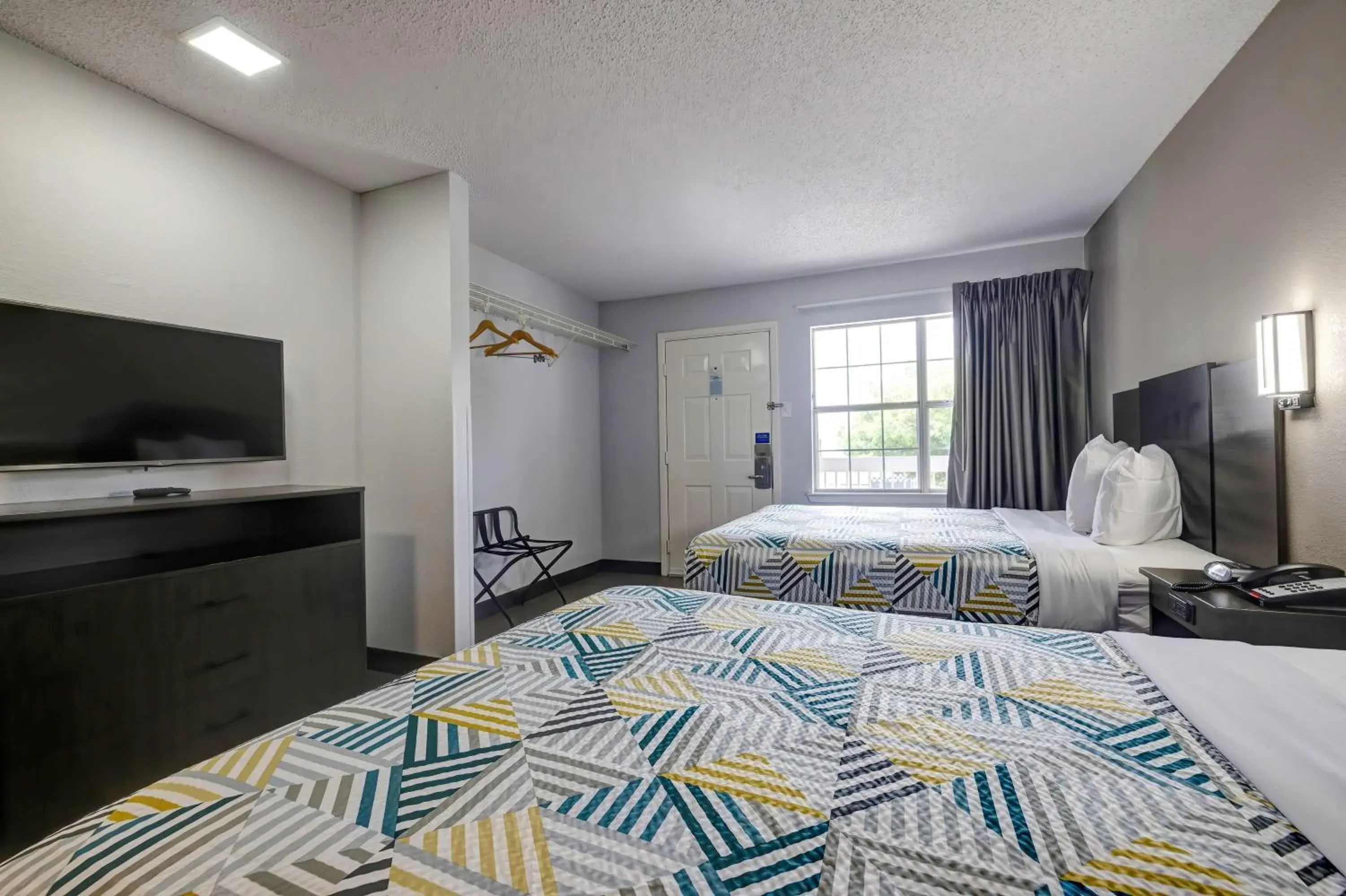 Queen Room with Two Queen Beds - Smoking in Studio 6-Arlington, TX - South - Dallas Queen Room with Two Queen Beds - Smoking in Studio 6-Arlington, TX - South - Dallas