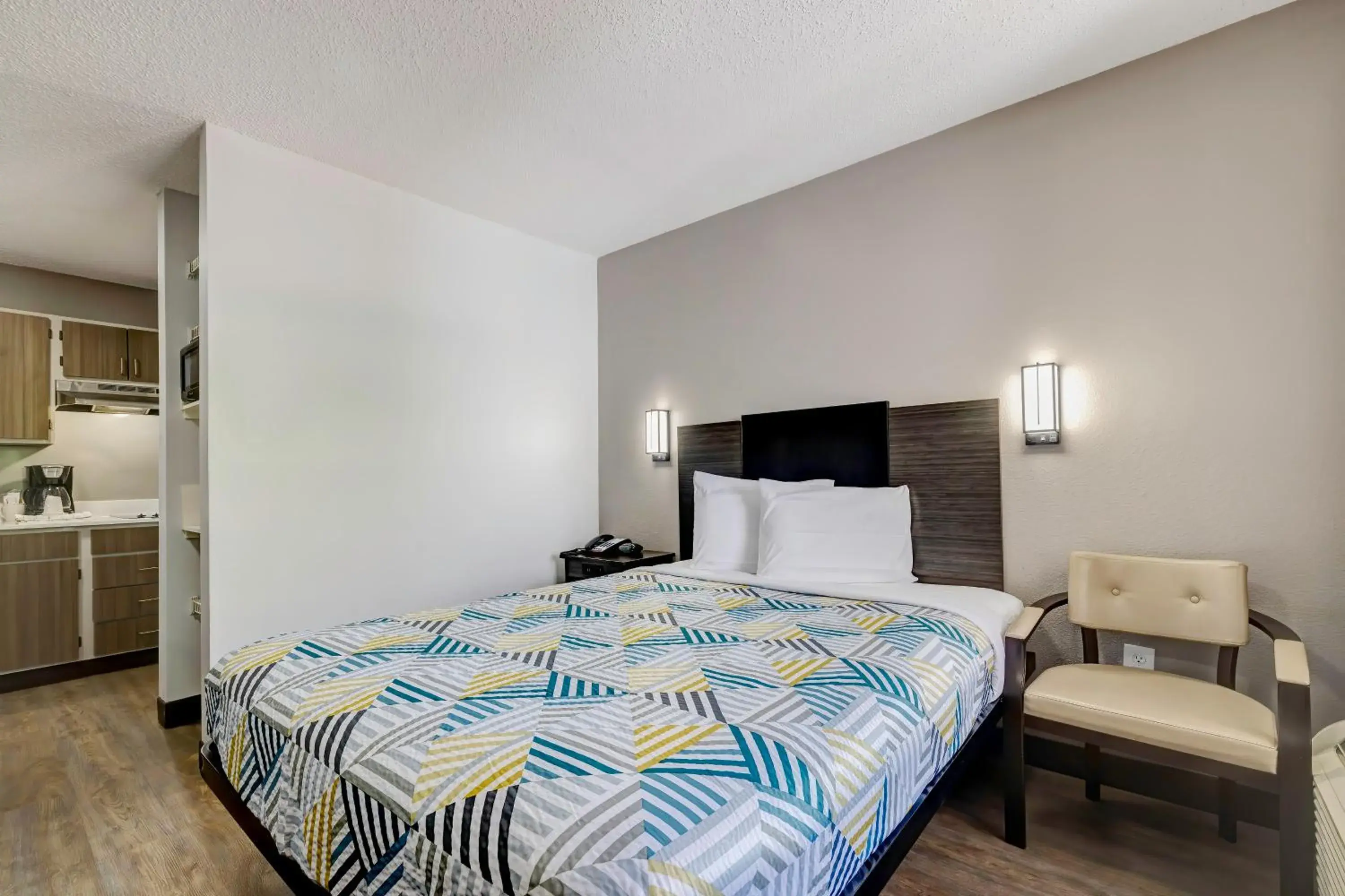 Deluxe Queen Room - Smoking in Studio 6-Arlington, TX - South - Dallas Deluxe Queen Room - Smoking in Studio 6-Arlington, TX - South - Dallas