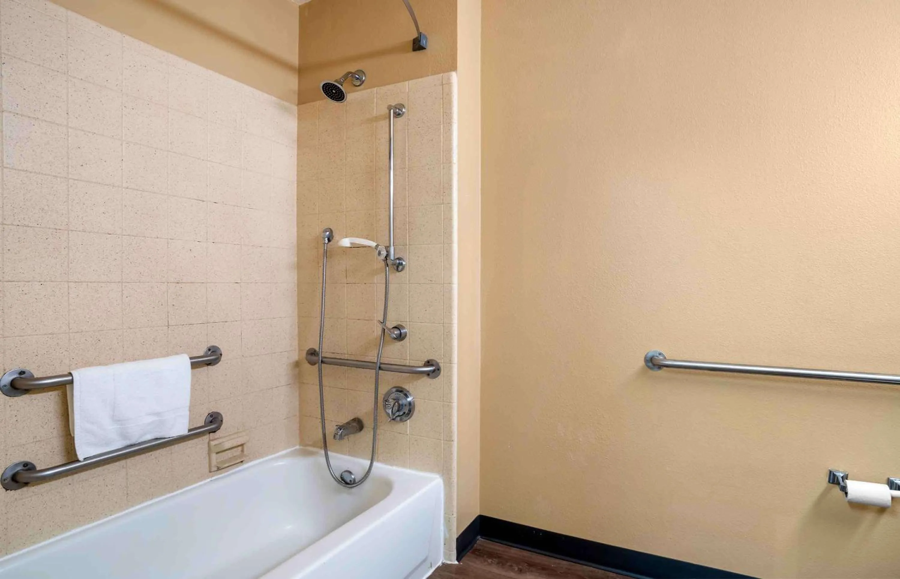 Bathroom in Extended Stay America Suites - Newark - Christiana - Wilmington