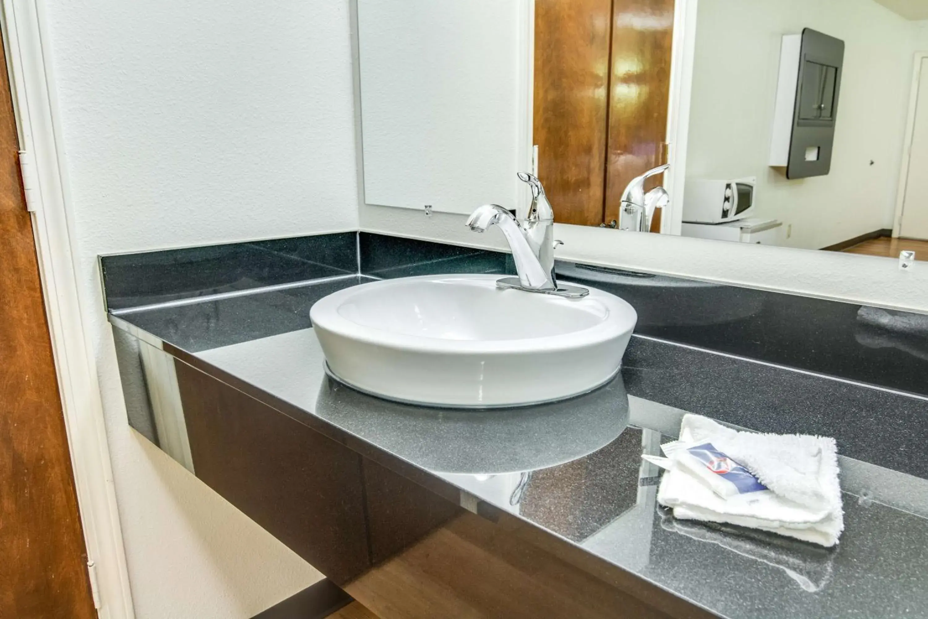 Queen Room with Two Queen Beds - Smoking in Motel 6-Longview, TX - North Queen Room with Two Queen Beds - Smoking in Motel 6-Longview, TX - North