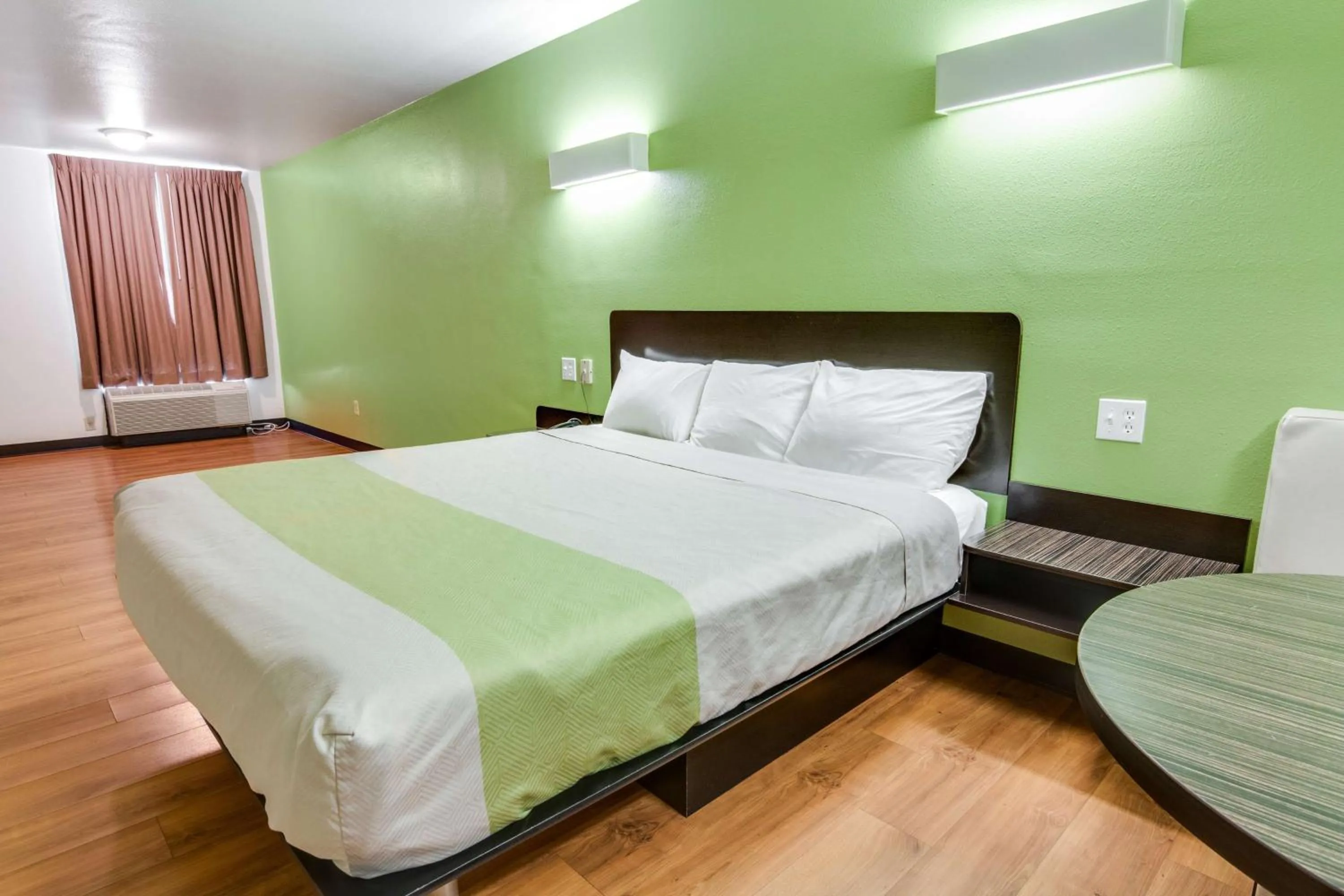 Photo of the whole room, Bed in Motel 6-Longview, TX - North