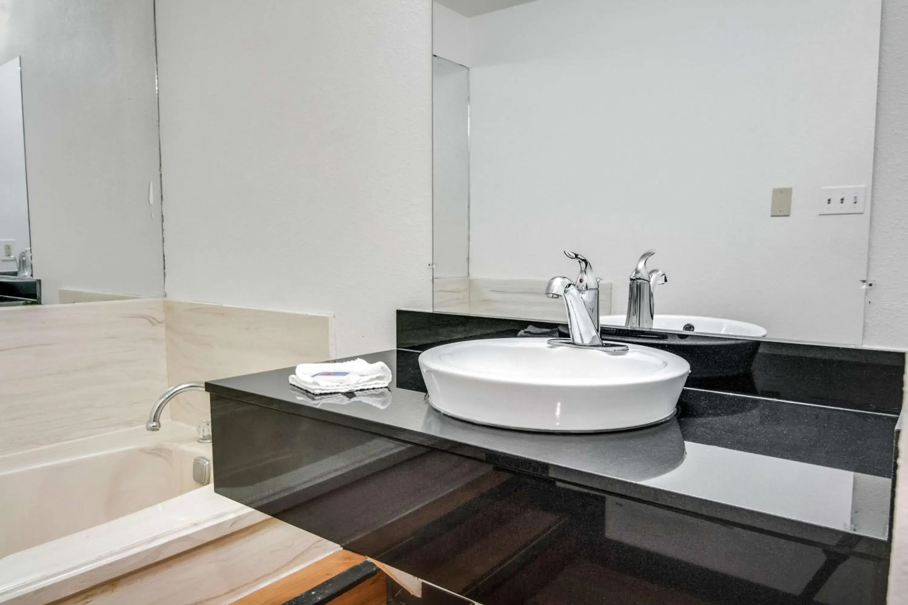 King Suite with Spa Bath - single occupancy - Non-Smoking in Motel 6-Longview, TX - North King Suite with Spa Bath - single occupancy - Non-Smoking in Motel 6-Longview, TX - North