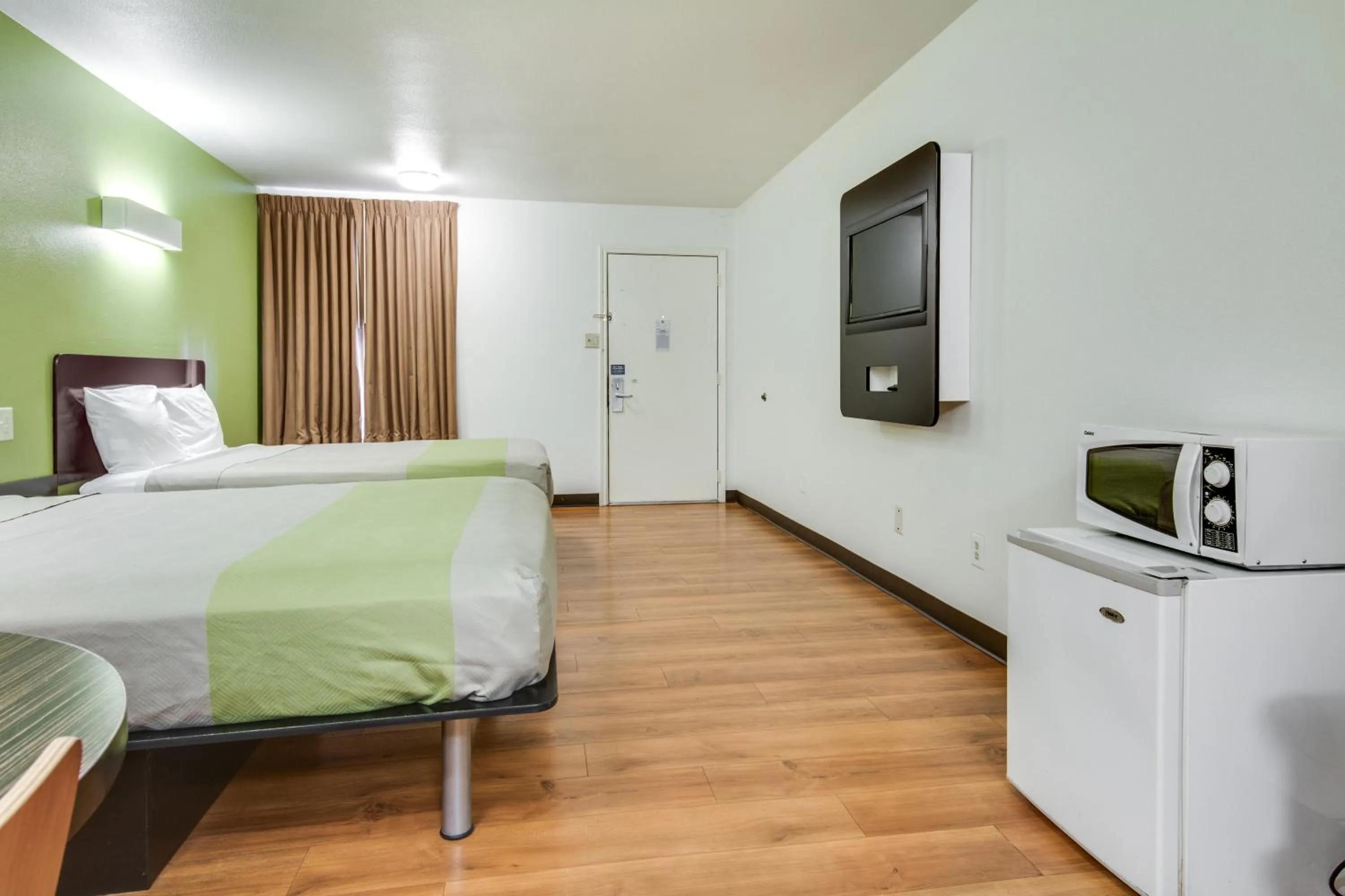 Bedroom, Bed in Motel 6-Longview, TX - North