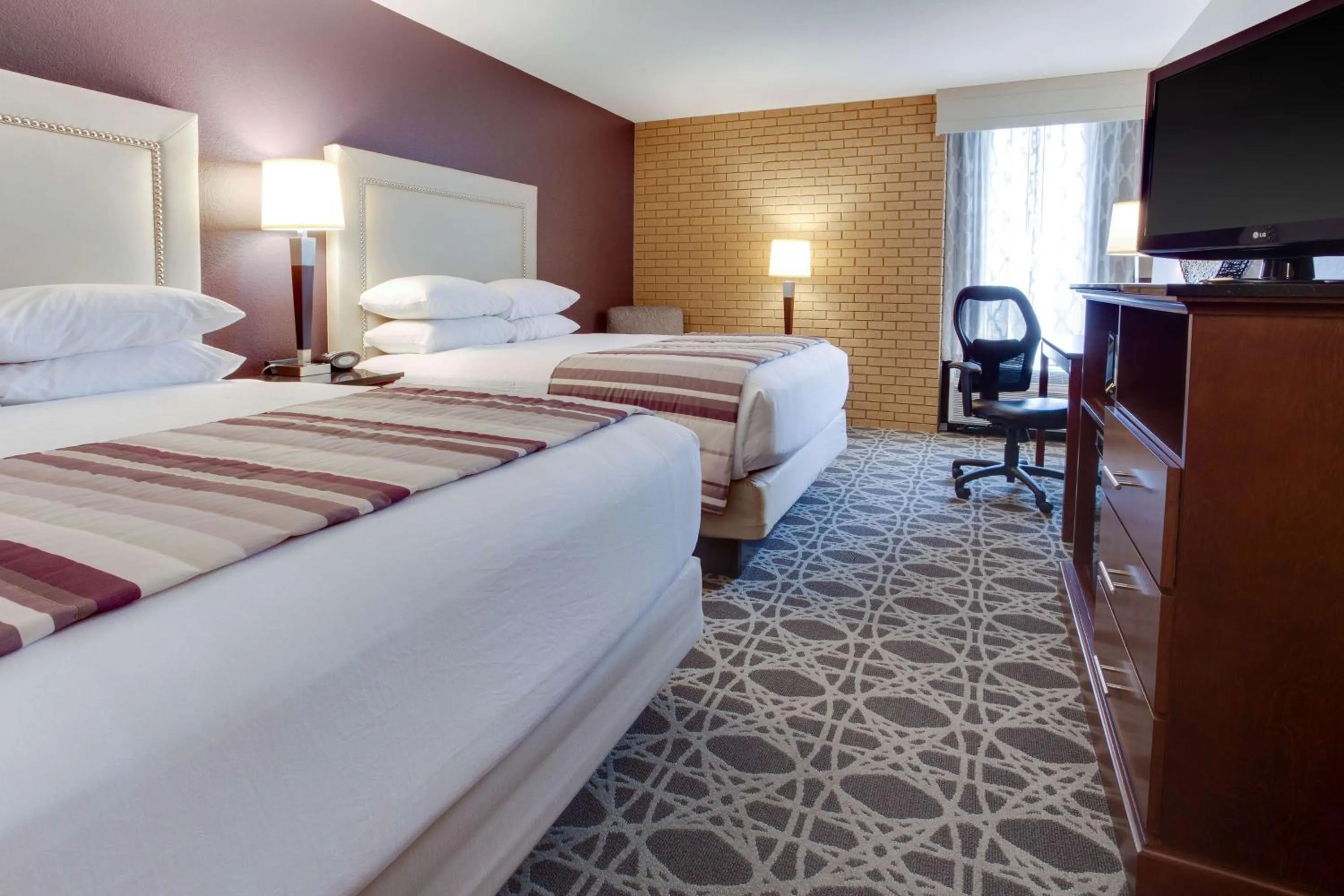 Photo of the whole room, Bed in Drury Inn & Suites Louisville East