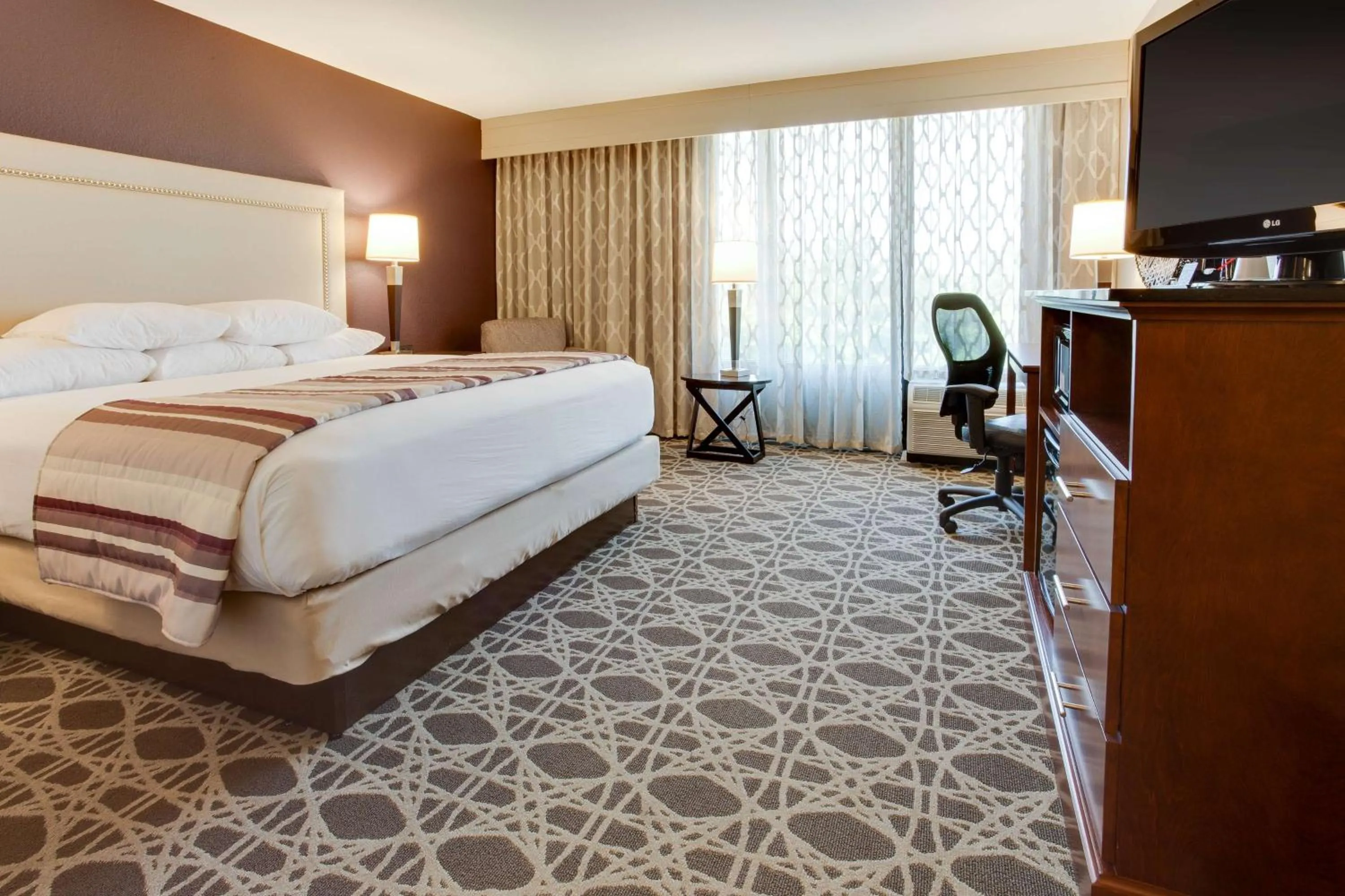 Photo of the whole room, Bed in Drury Inn & Suites Louisville East