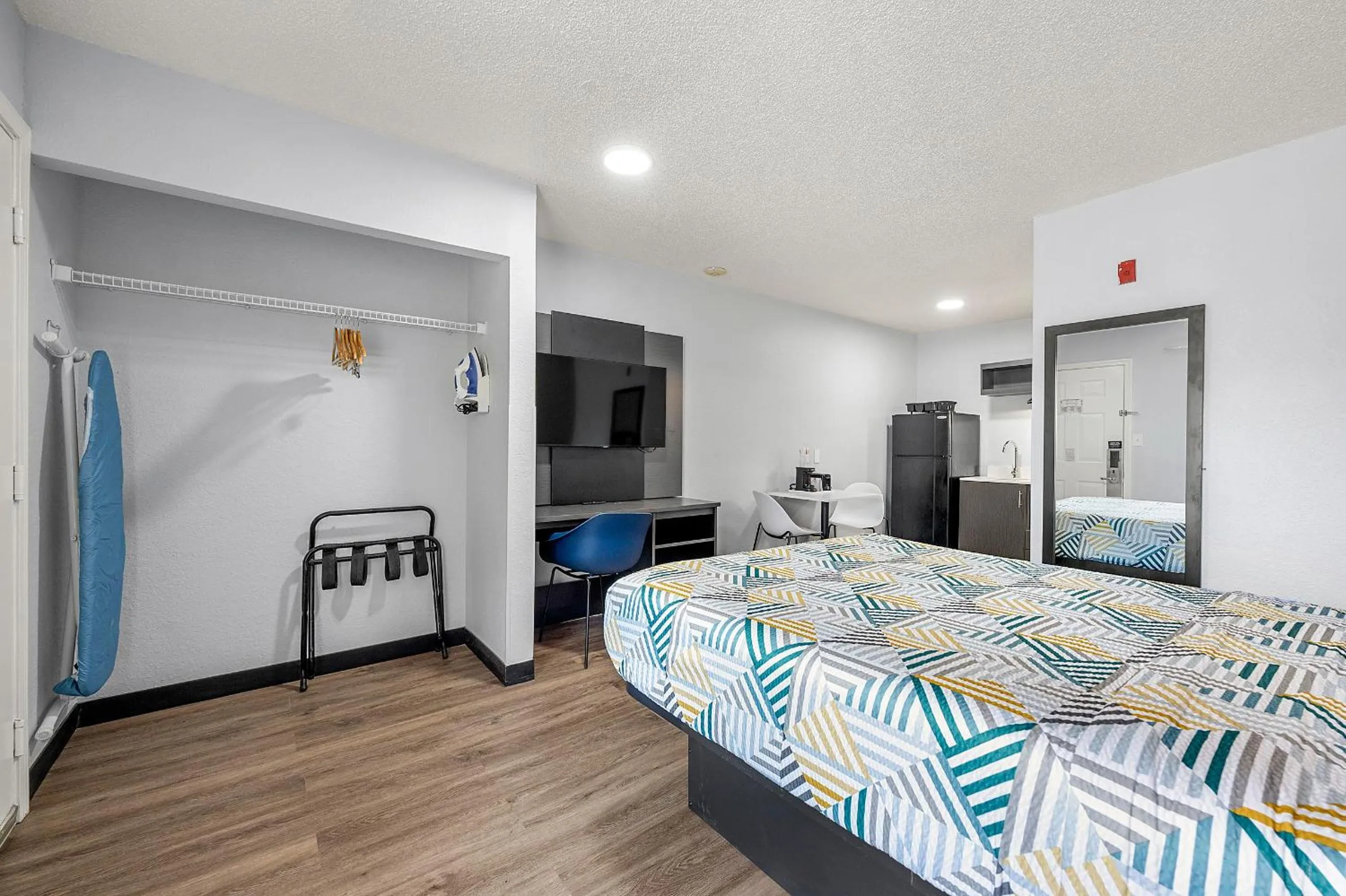 Photo of the whole room, Bed in Studio 6-Roswell, GA - Atlanta