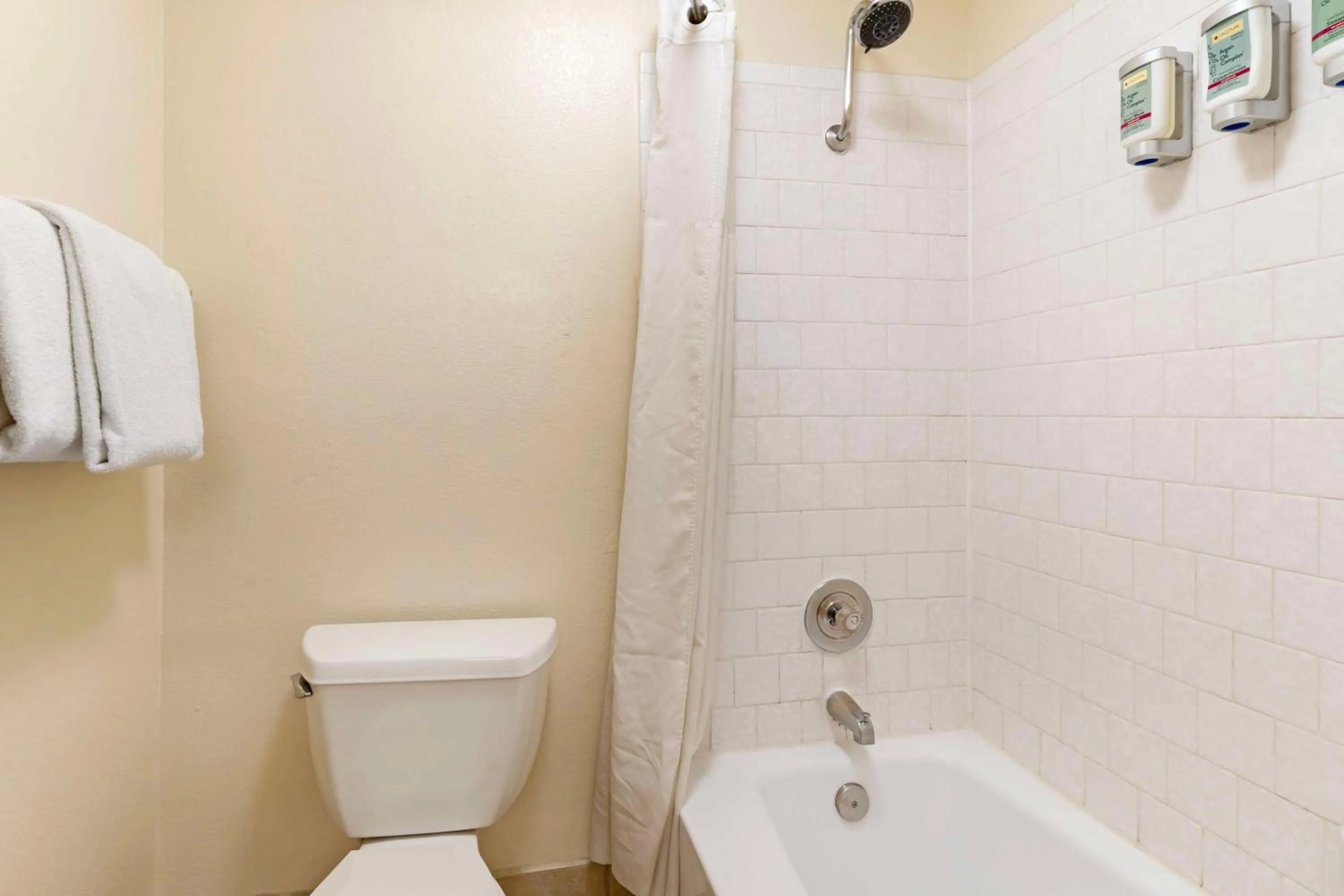 Bathroom in Sonoma Winegrower's Inn